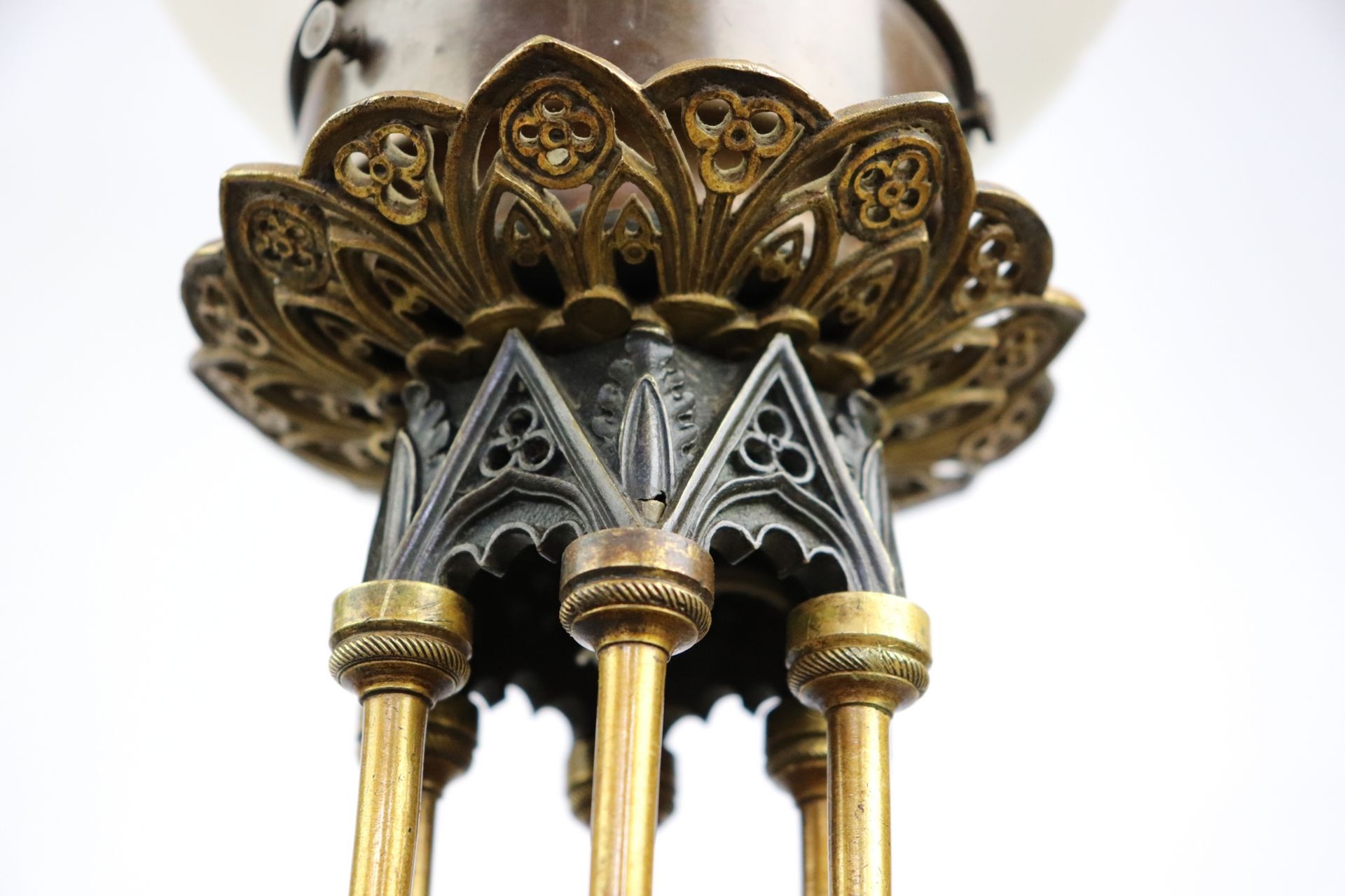 Tischlampe - Neogotik um1860, Bronze/Messing, einflammig, hexagonaler, mehrfach abgetr - Image 3 of 9