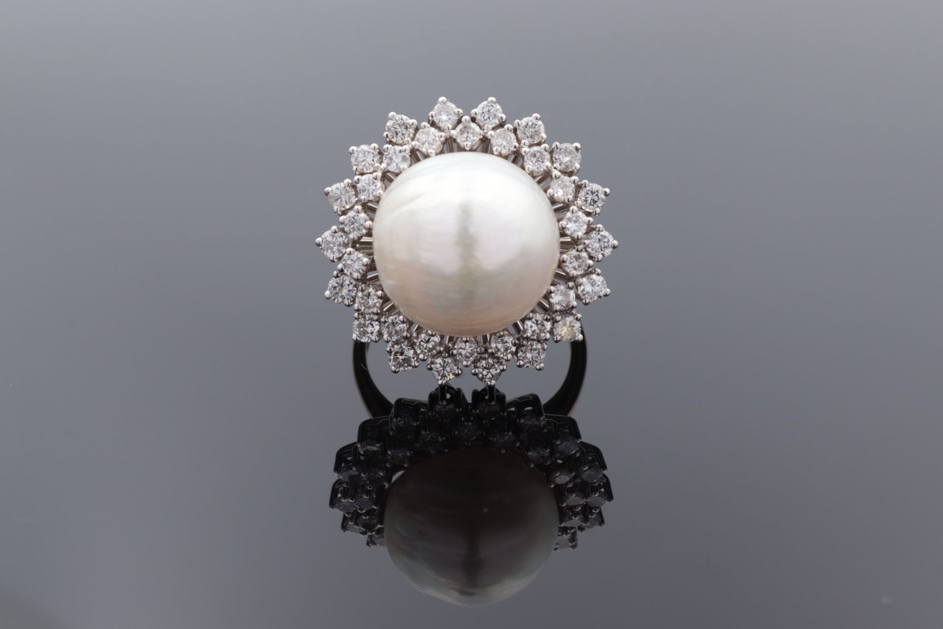 Diamant/Zuchtperle - Damenring WG 750, gr., Ringkopf besetzt mit einer sehr schön lü - Bild 2 aus 7