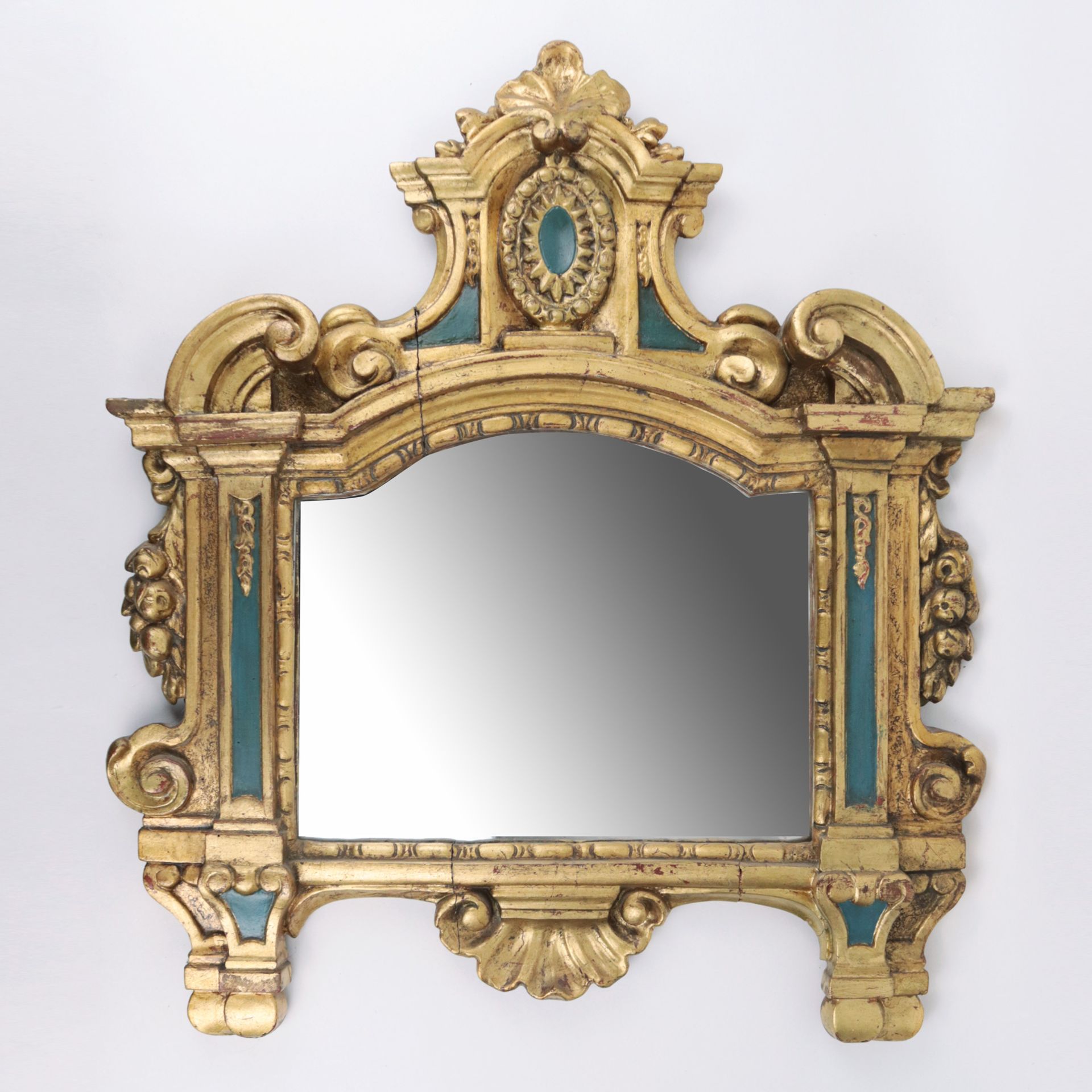 Wandspiegel 18. Jh., Holz, gefasst in Gold u. Blau, rechteckige Form m. Rundbogen u. B