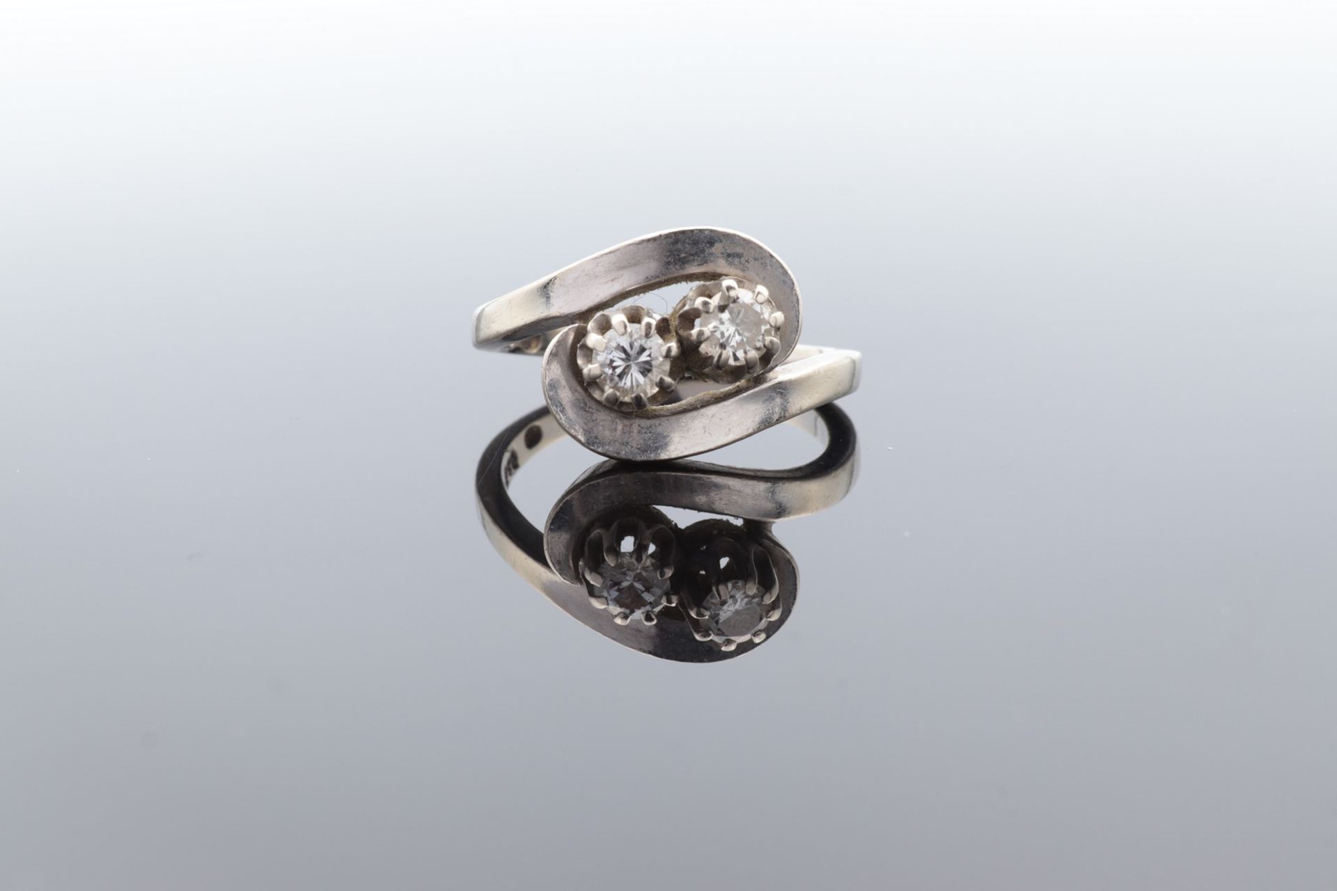 Diamant - Damenring WG 585, geschwungener Ringkopf besetzt mit 2 krappengefassten Diam - Image 2 of 5
