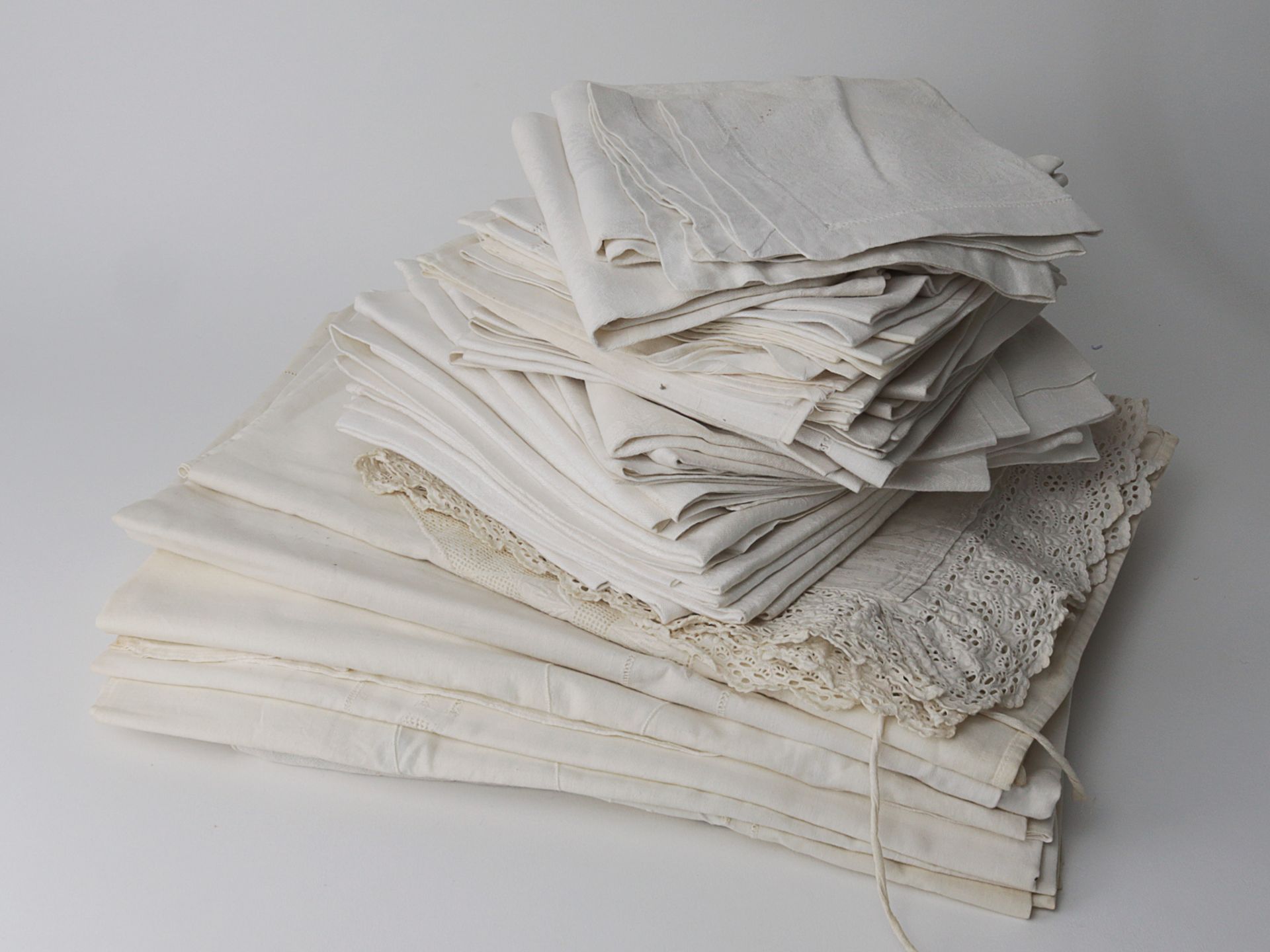 Wäschekonvolut um 1910/20, über 40 Teile, weißer Leinendamast, 12 große Tafelservi