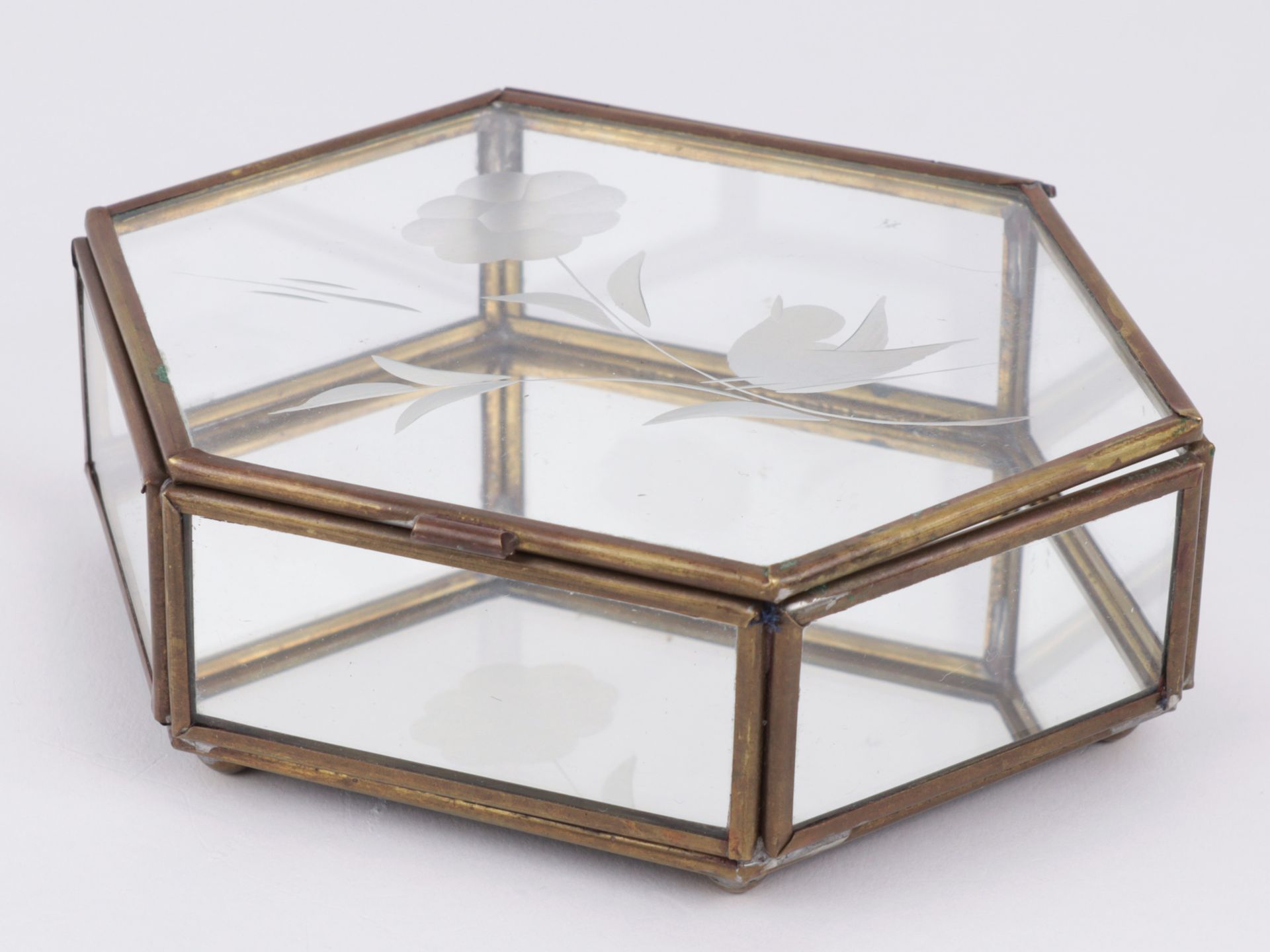 Jugendstil - Deckeldose Glas/Messing, geschliffen/geätzt, hexagonaler Korpus, Innenbo