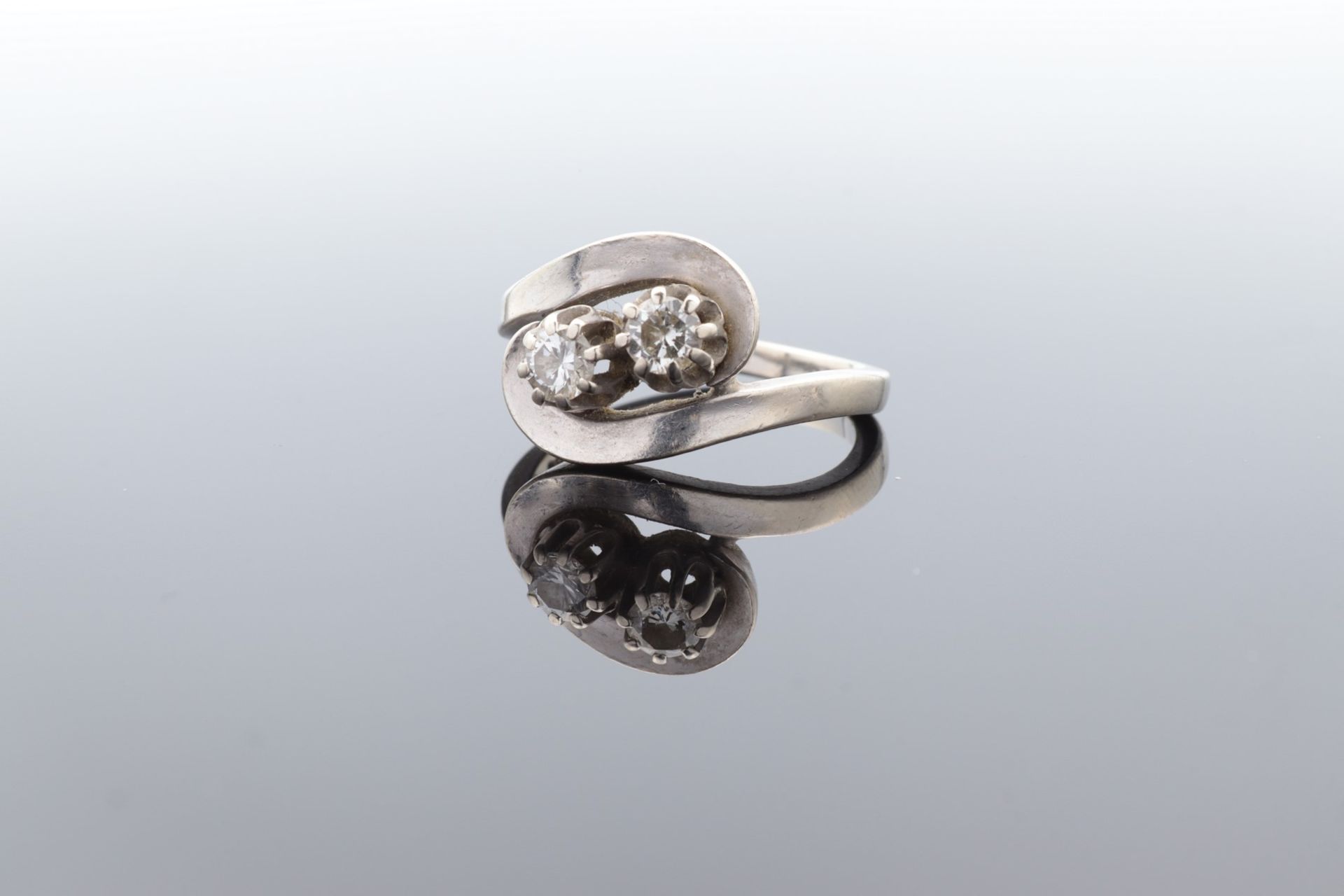 Diamant - Damenring WG 585, geschwungener Ringkopf besetzt mit 2 krappengefassten Diam