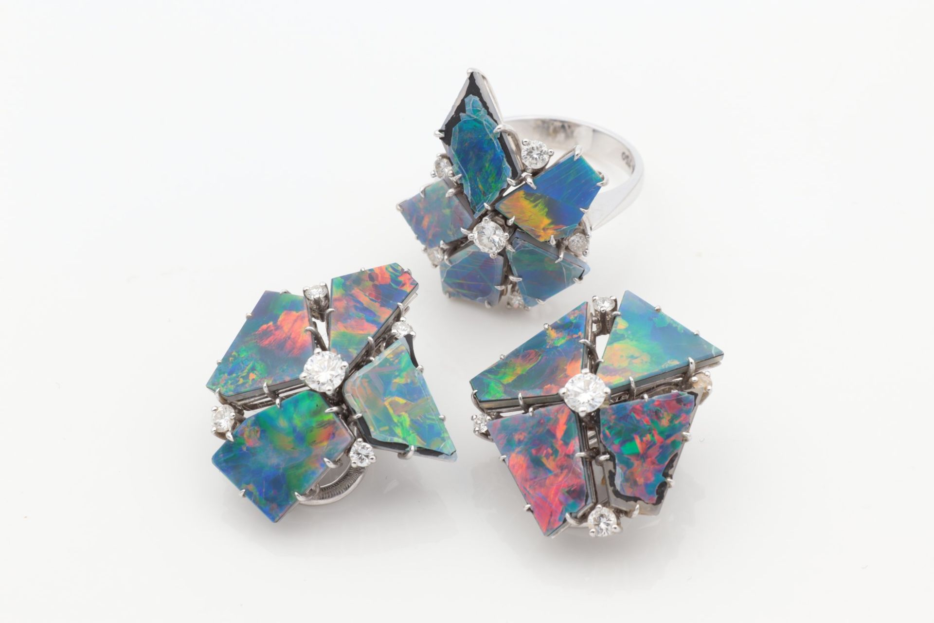 Diamant/Opal - Set 2-tlg., WG 750, Damenring u. Ohrclips, asymmetrische Blüten besetz