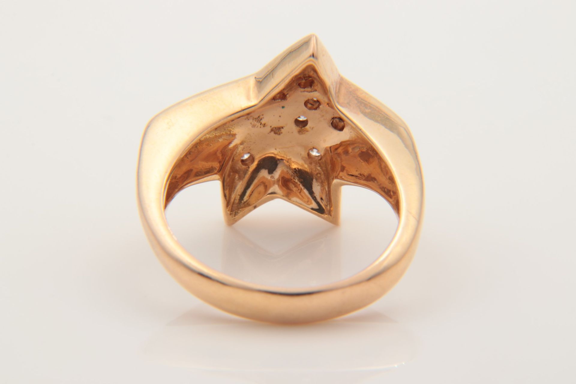 Diamant - Damenring GG 750, sternförmiger Ringkopf besetzt mit Diamanten, zus.ca.0,20 - Bild 4 aus 5