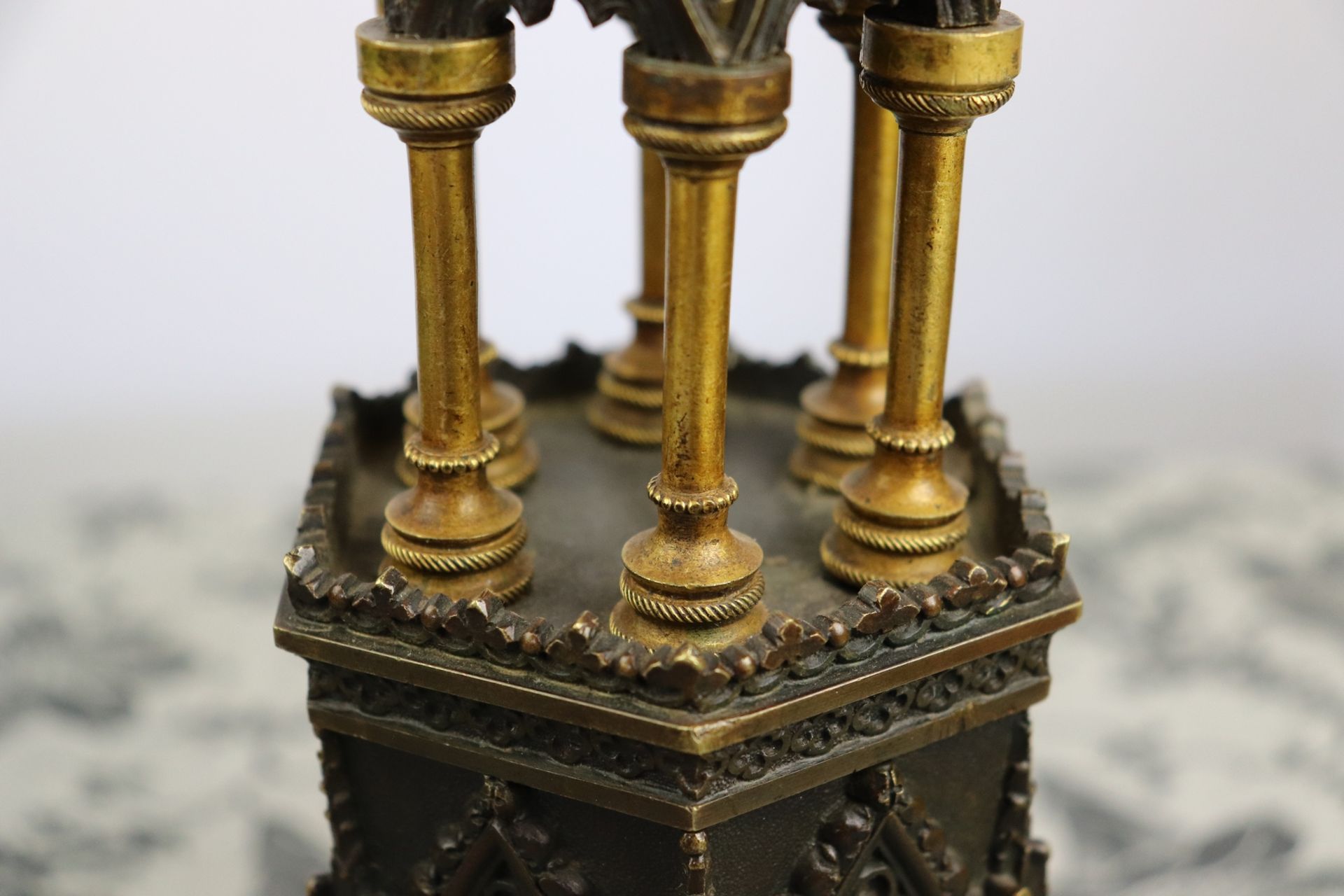 Tischlampe - Neogotik um1860, Bronze/Messing, einflammig, hexagonaler, mehrfach abgetr - Image 4 of 9