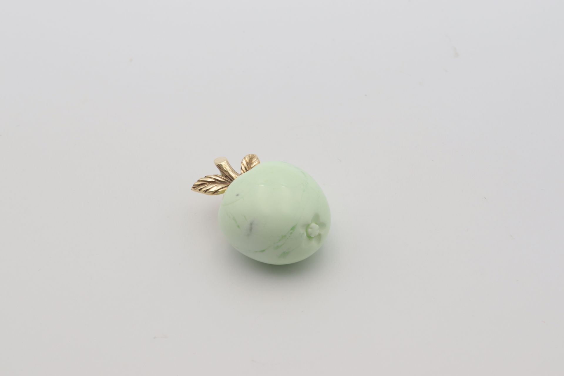 Anhänger - Jaspis fein ausgearbeiteter Apfel, aus mintgrünem Jaspis, mit blattförmi - Image 2 of 4
