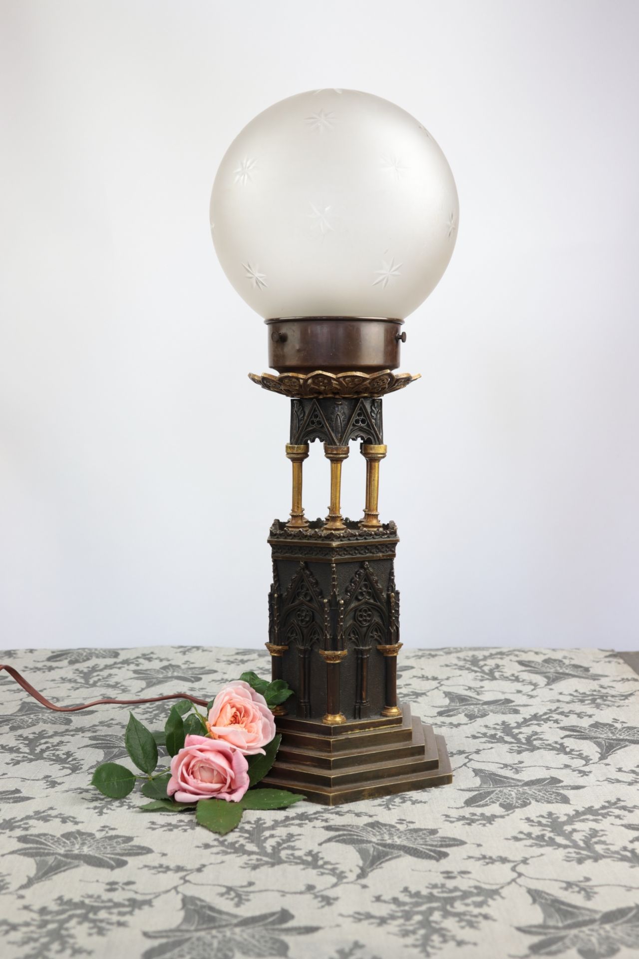 Tischlampe - Neogotik um1860, Bronze/Messing, einflammig, hexagonaler, mehrfach abgetr