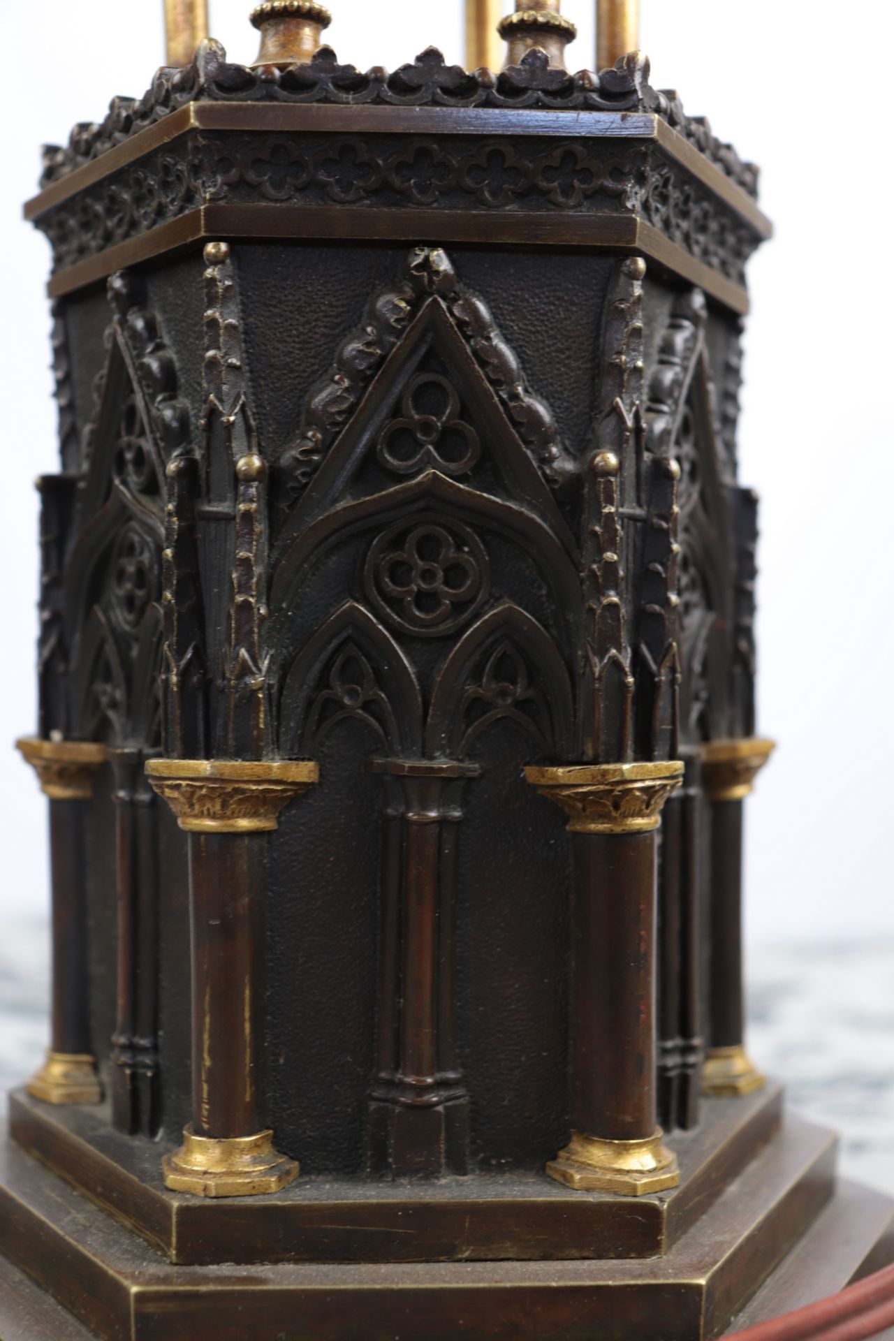 Tischlampe - Neogotik um1860, Bronze/Messing, einflammig, hexagonaler, mehrfach abgetr - Image 9 of 9