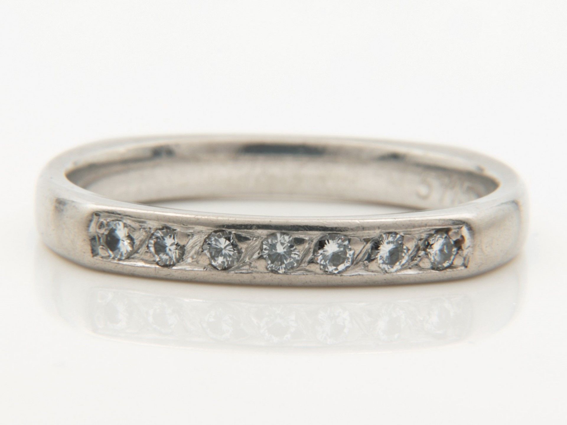 Diamant - Damenring WG 585, zarter Bandring, vs besetzt mit Diamanten, zus.ca.0,15ct, - Image 2 of 4