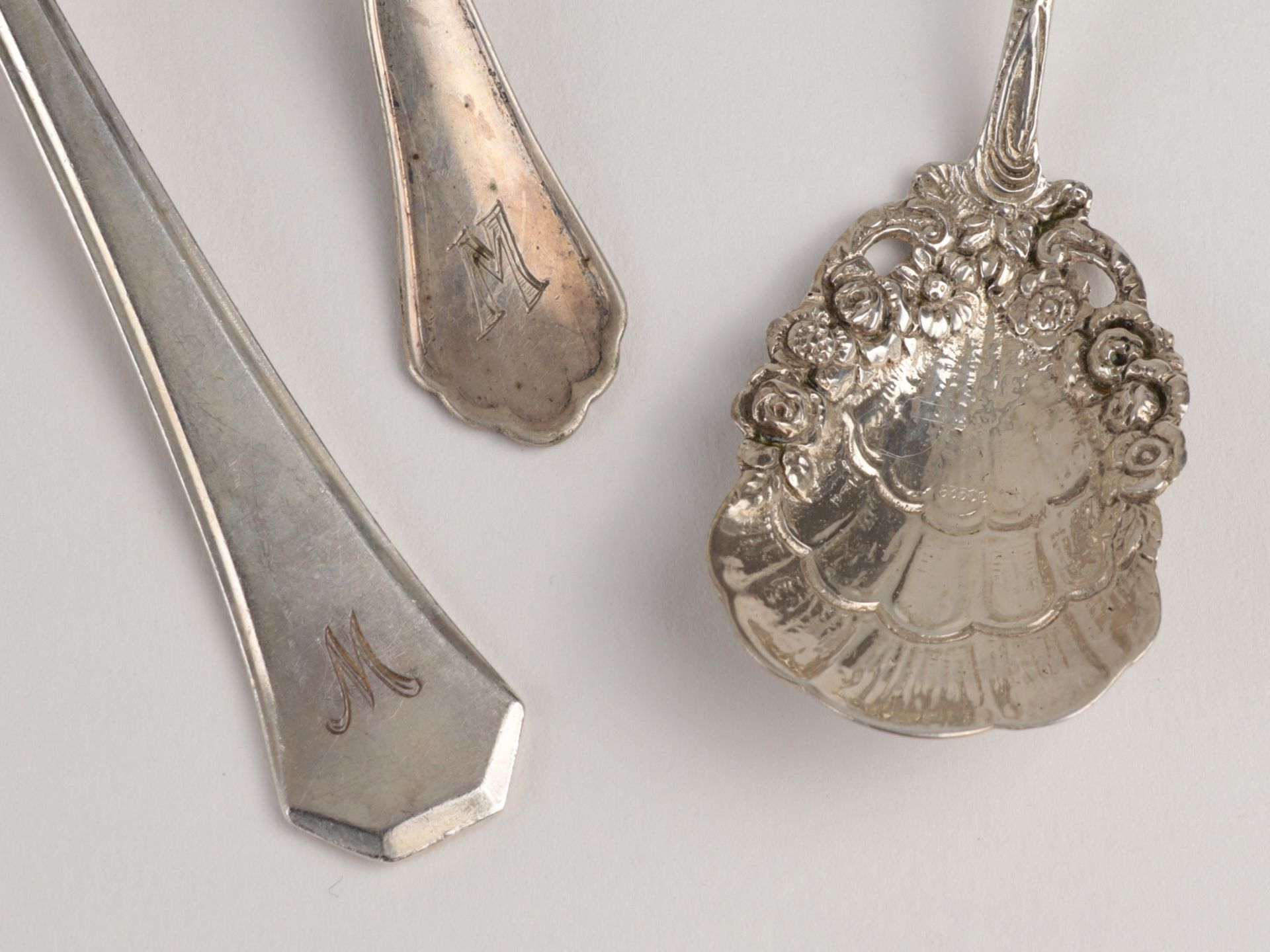 Vorleger - Konvolut Silber 800 1 Sahnelöffel, 1 Zuckerzange, Rosendekor, 1 Gebäckzan - Bild 2 aus 3