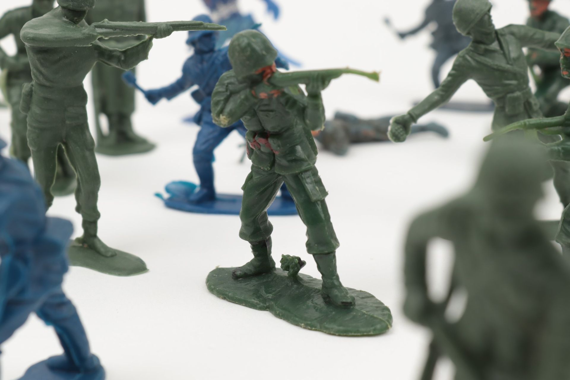 Spielfiguren - Soldaten ca. 60 St, Soldatenfiguren Hartgummi, dunkelgrün, grau, blau, - Image 3 of 9