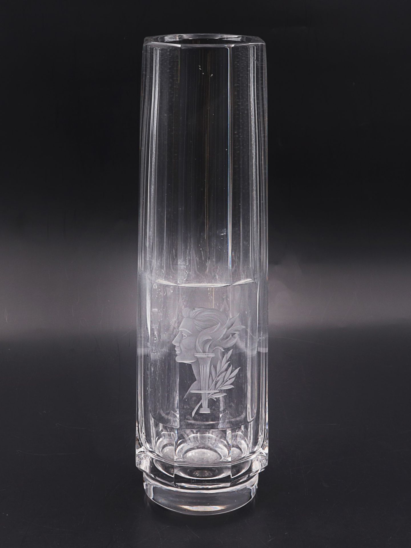 Vase um 1930, farbloses Glas, runder Stand, hoher konischer Korpus m. geschliffenem Ra