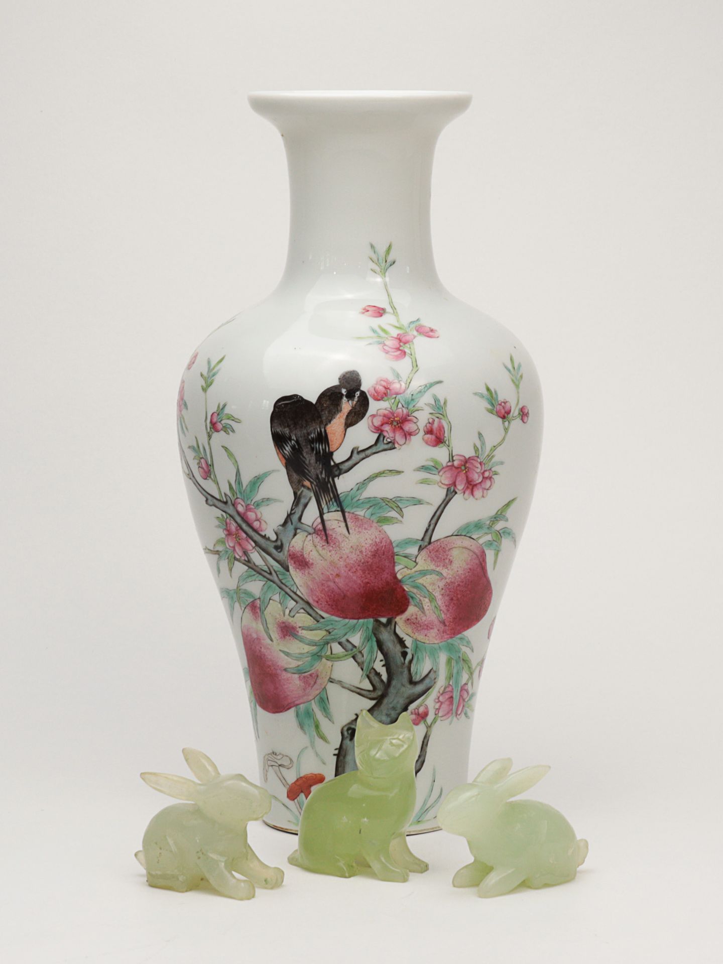Vase - China Porzellan, rote Bodenmarke, Famille-Rose, Pfirsich Dekor m. sitzenden Vö