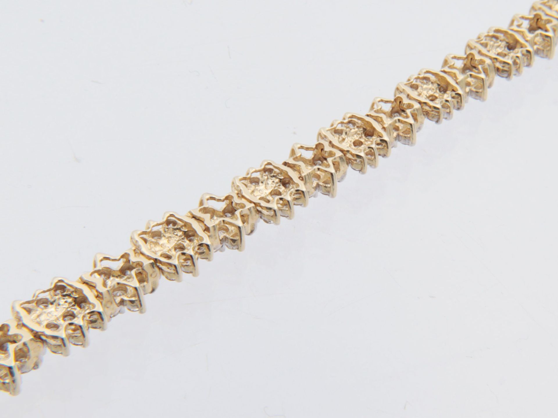 Diamant - Armband GG, gem. 14K, aus blütenförmigen Elementen, reich besetzt mit Diam - Bild 4 aus 5