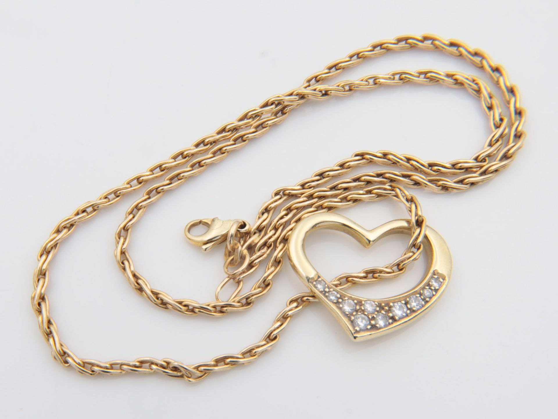 Diamant - Anhänger GG 585, Herzform, ringförmig ausgearbeitet, besetzt mit Diamanten - Image 4 of 4