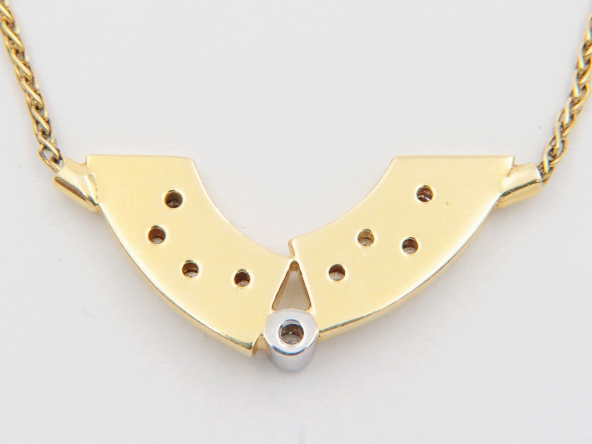 Diamant - Collier GG 750, sichelförmiges Mittelteil, durchbrochen ausgearbeitet, bese - Image 2 of 2