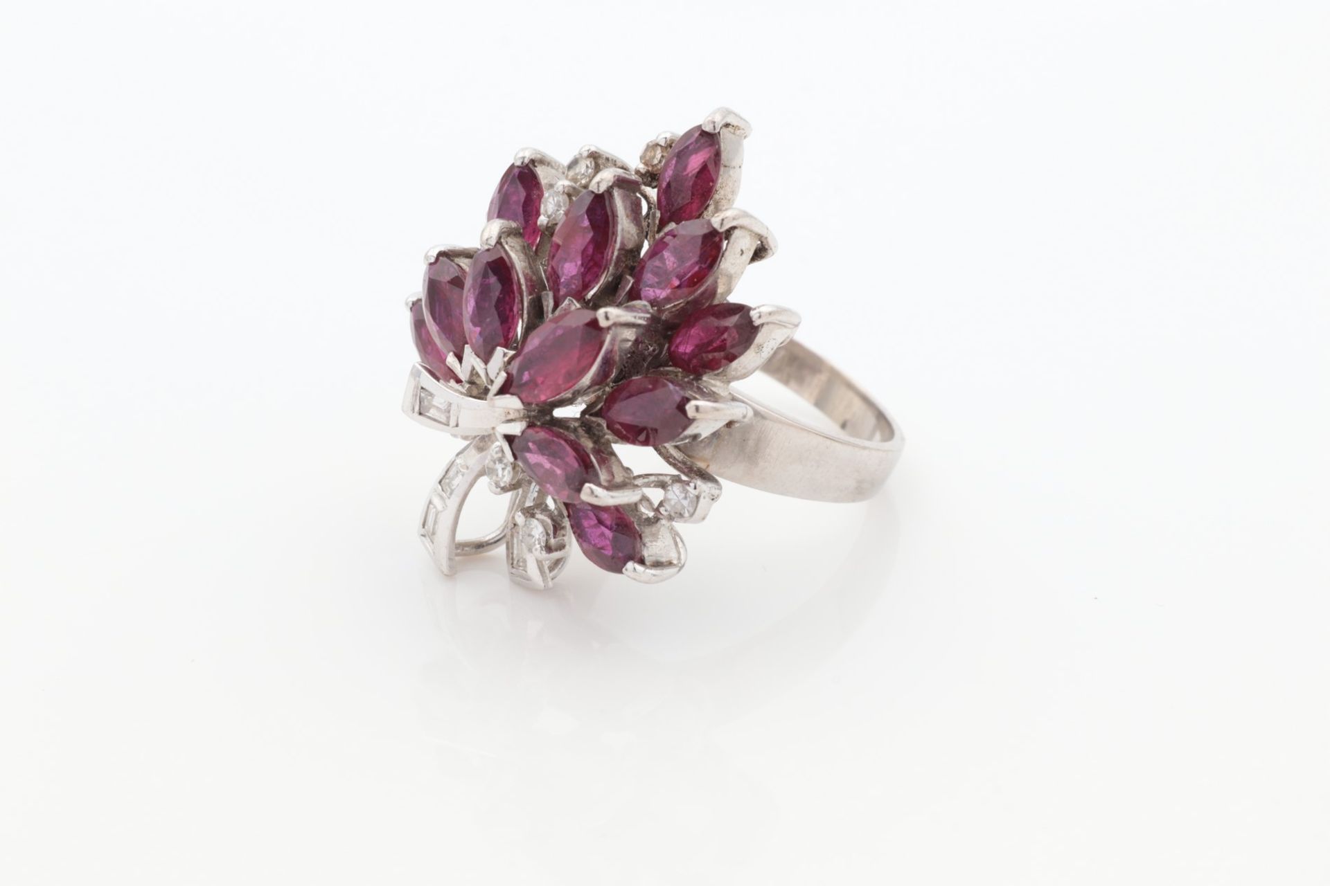 Diamant/Rubin - Damenring WG 585, Ringkopf in Form eines Blütenbouquets, gestuft, bes