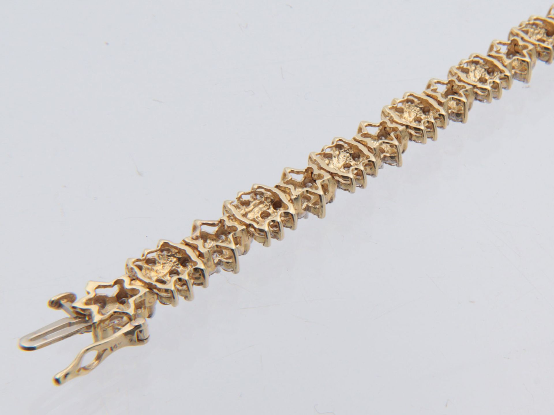 Diamant - Armband GG, gem. 14K, aus blütenförmigen Elementen, reich besetzt mit Diam - Bild 5 aus 5