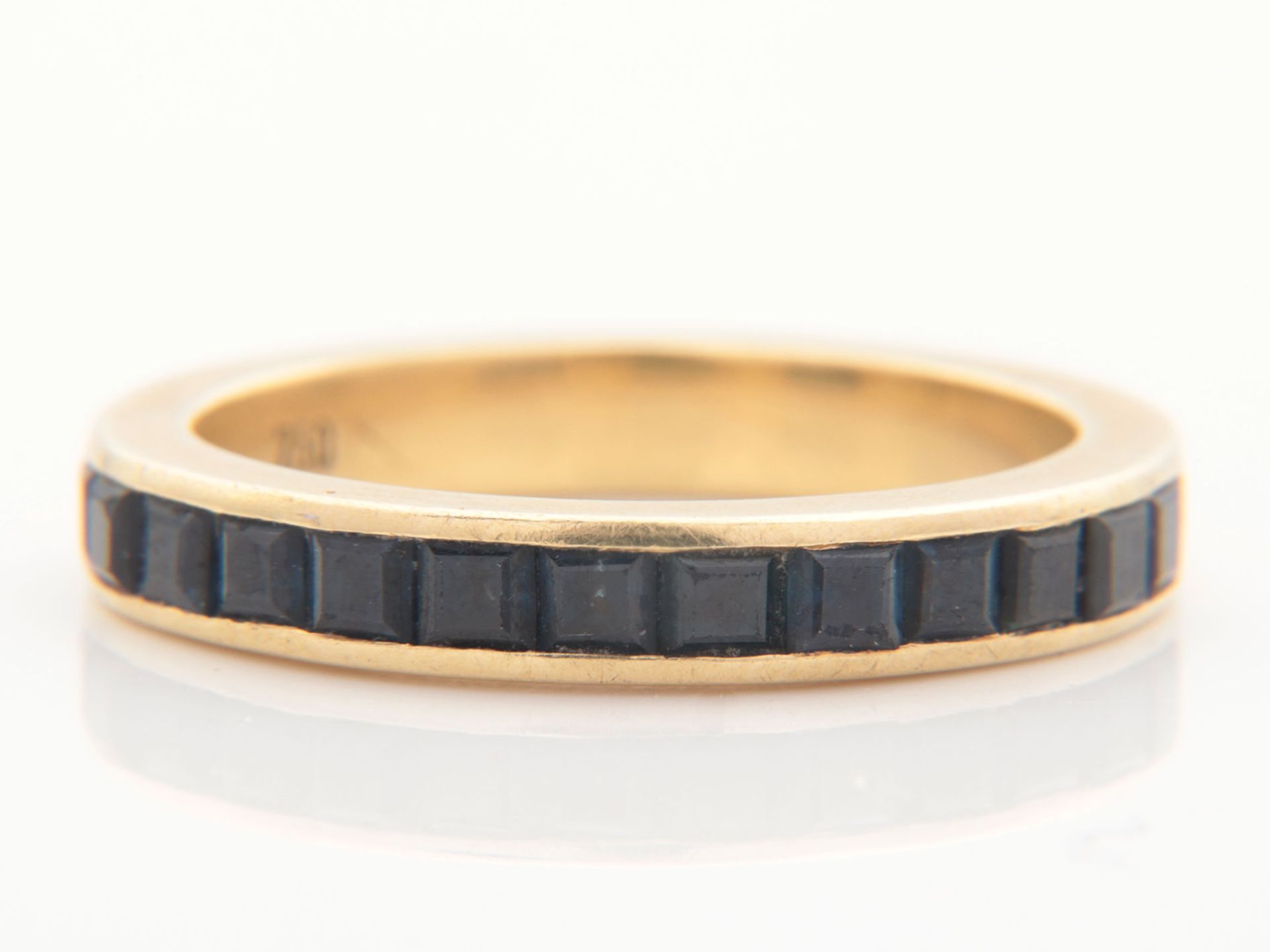 Damenring - Saphire Gelbgold 750, 18Kt,, Bandring, halbseitig ausgefasst mit Saphir-Ca - Image 2 of 4