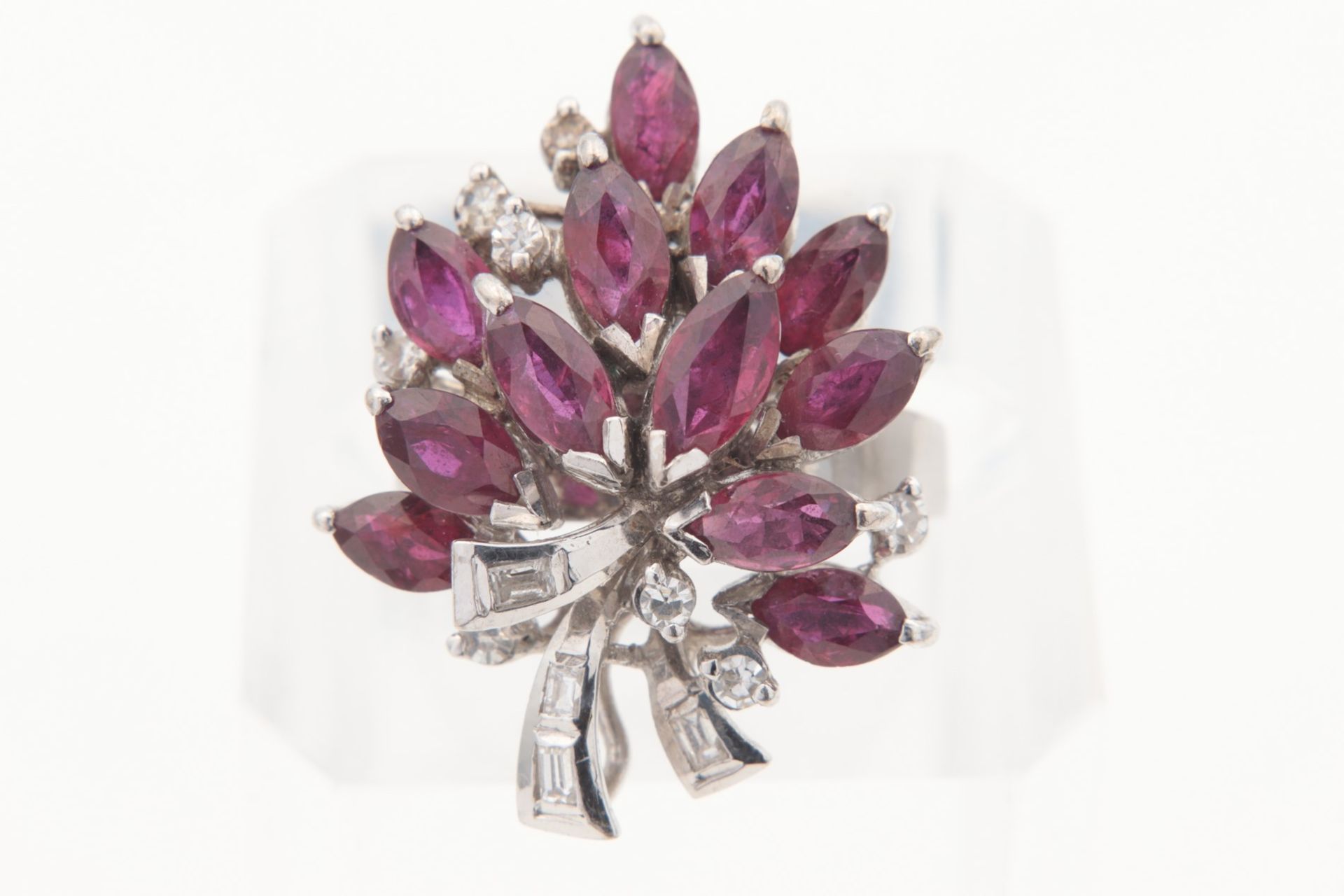 Diamant/Rubin - Damenring WG 585, Ringkopf in Form eines Blütenbouquets, gestuft, bes - Bild 2 aus 3