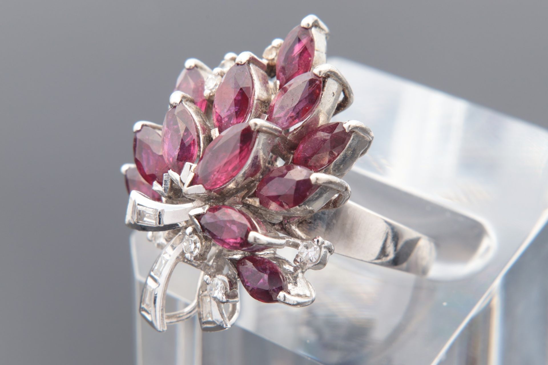 Diamant/Rubin - Damenring WG 585, Ringkopf in Form eines Blütenbouquets, gestuft, bes - Bild 3 aus 3