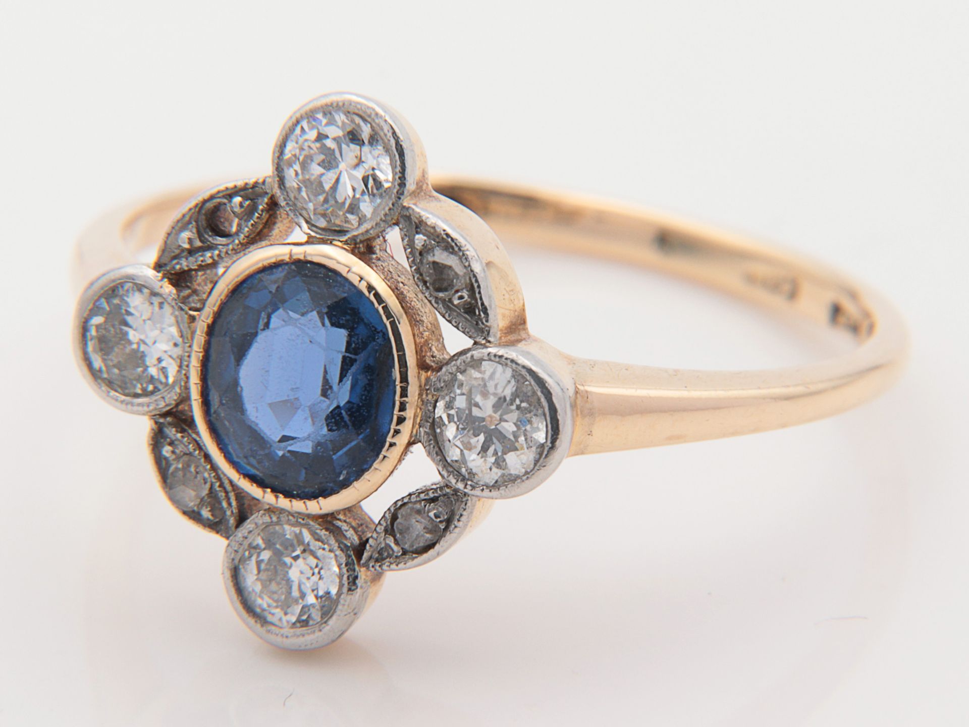 Diamant/Saphir – Damenring Jugendstil, Gelbgold 585, rautenförmiger Ringkopf in Dur