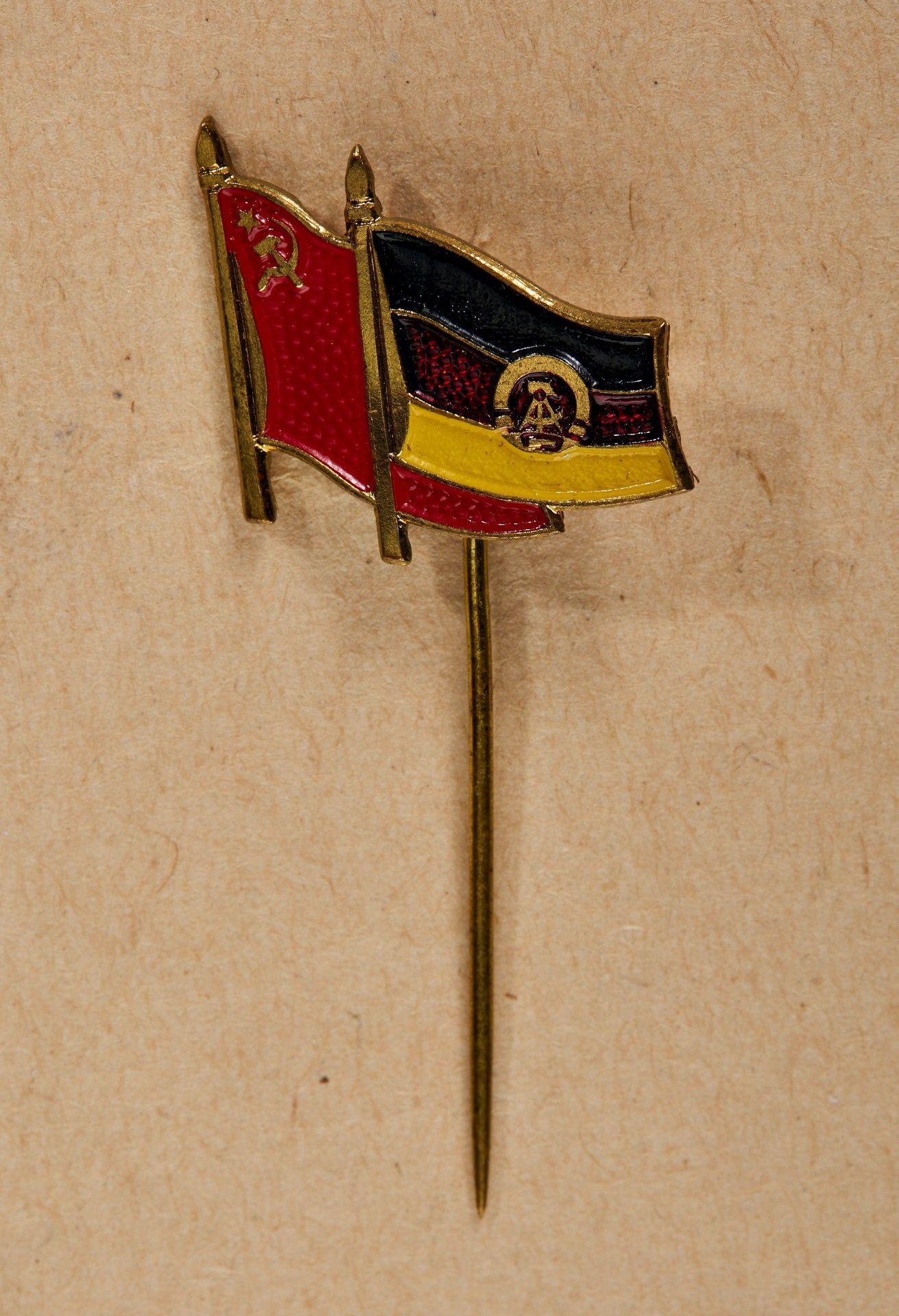 Erich Honecker - Anstecknadel der Deutsch - Sowjetischen Freundschaft. - Bild 2 aus 3