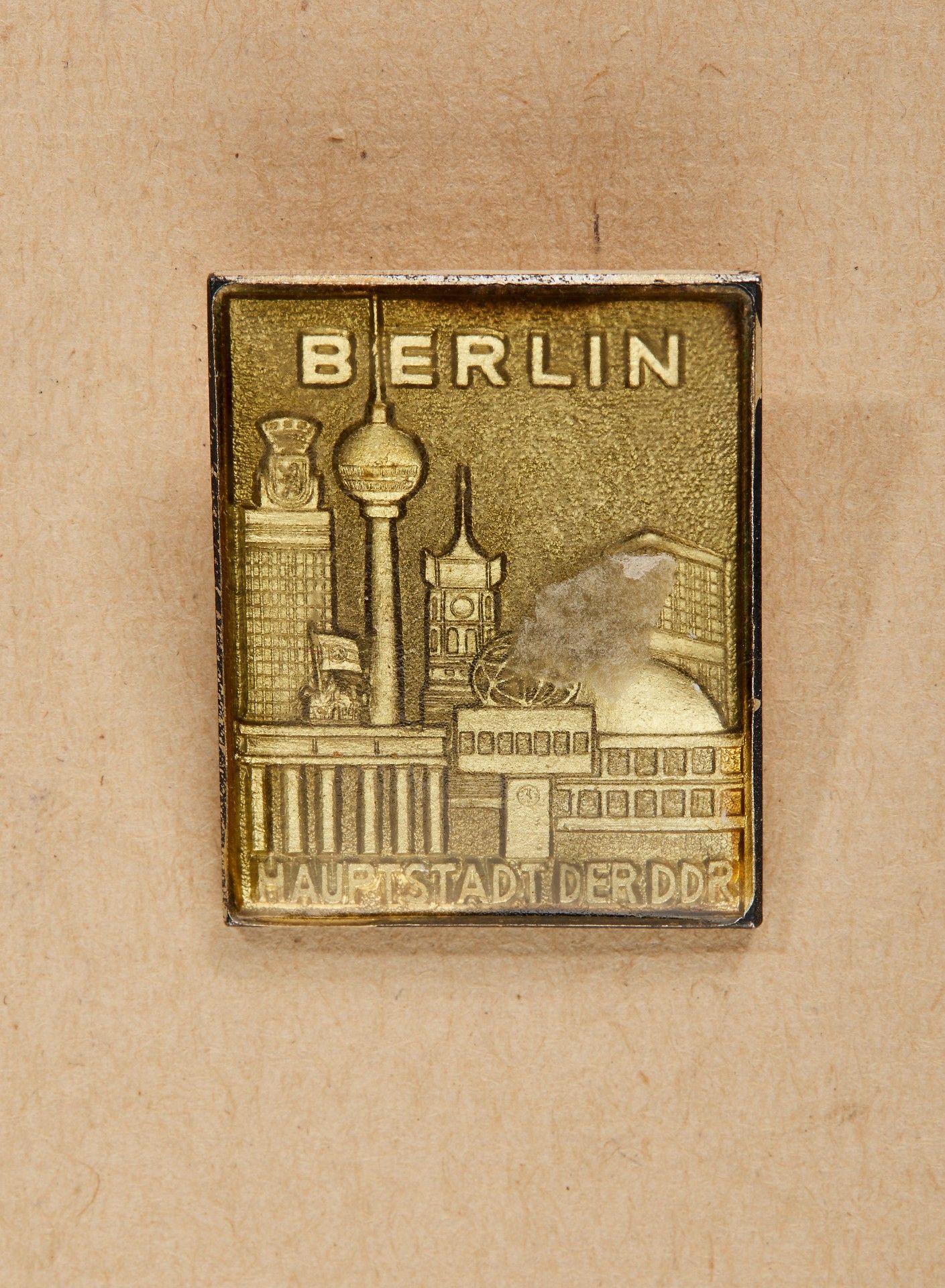 Erich Honecker - Ansteckplakette "Berlin Hauptstadt der DDR