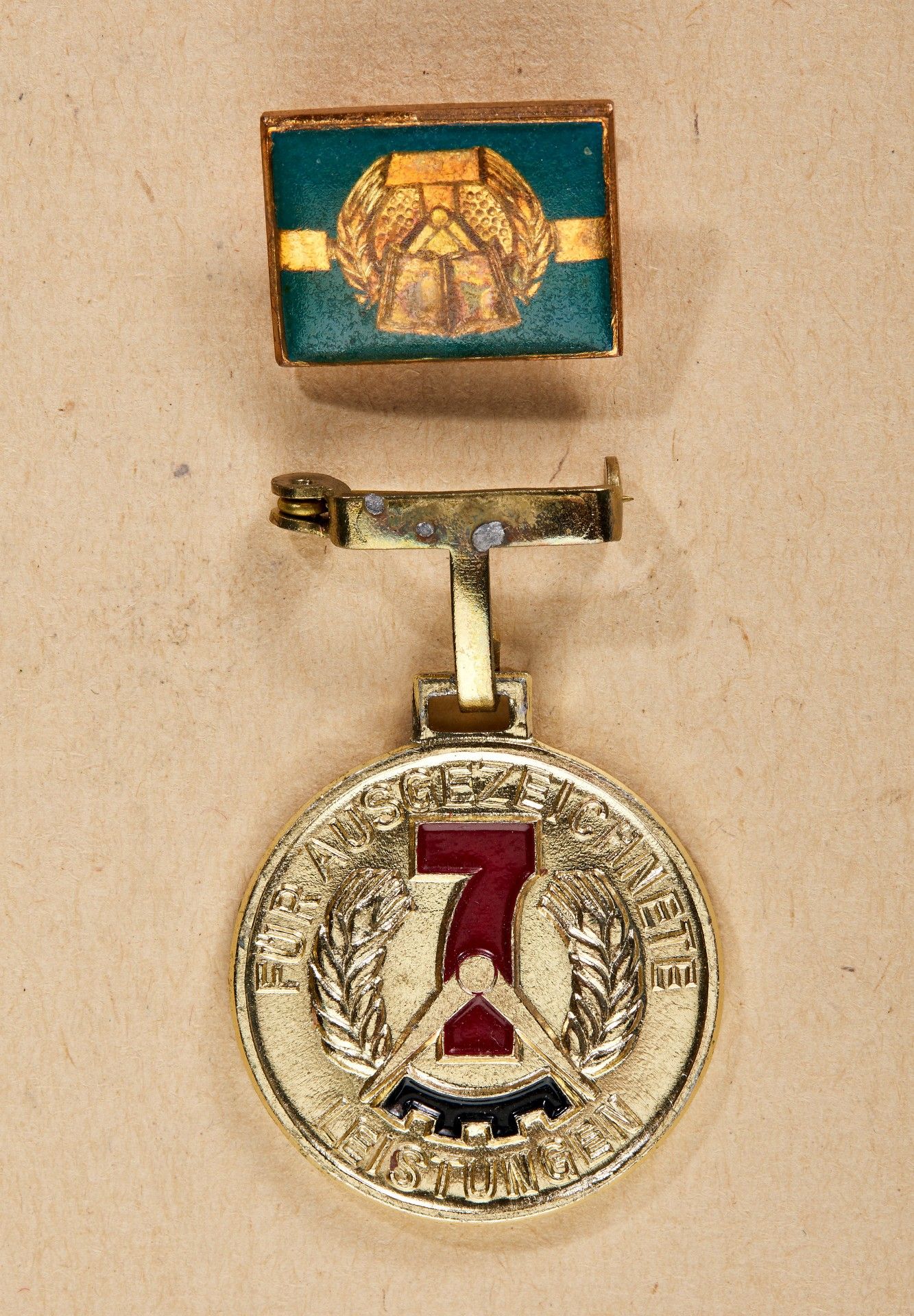 Erich Honecker - Medaille für ausgezeichnete Leistungen