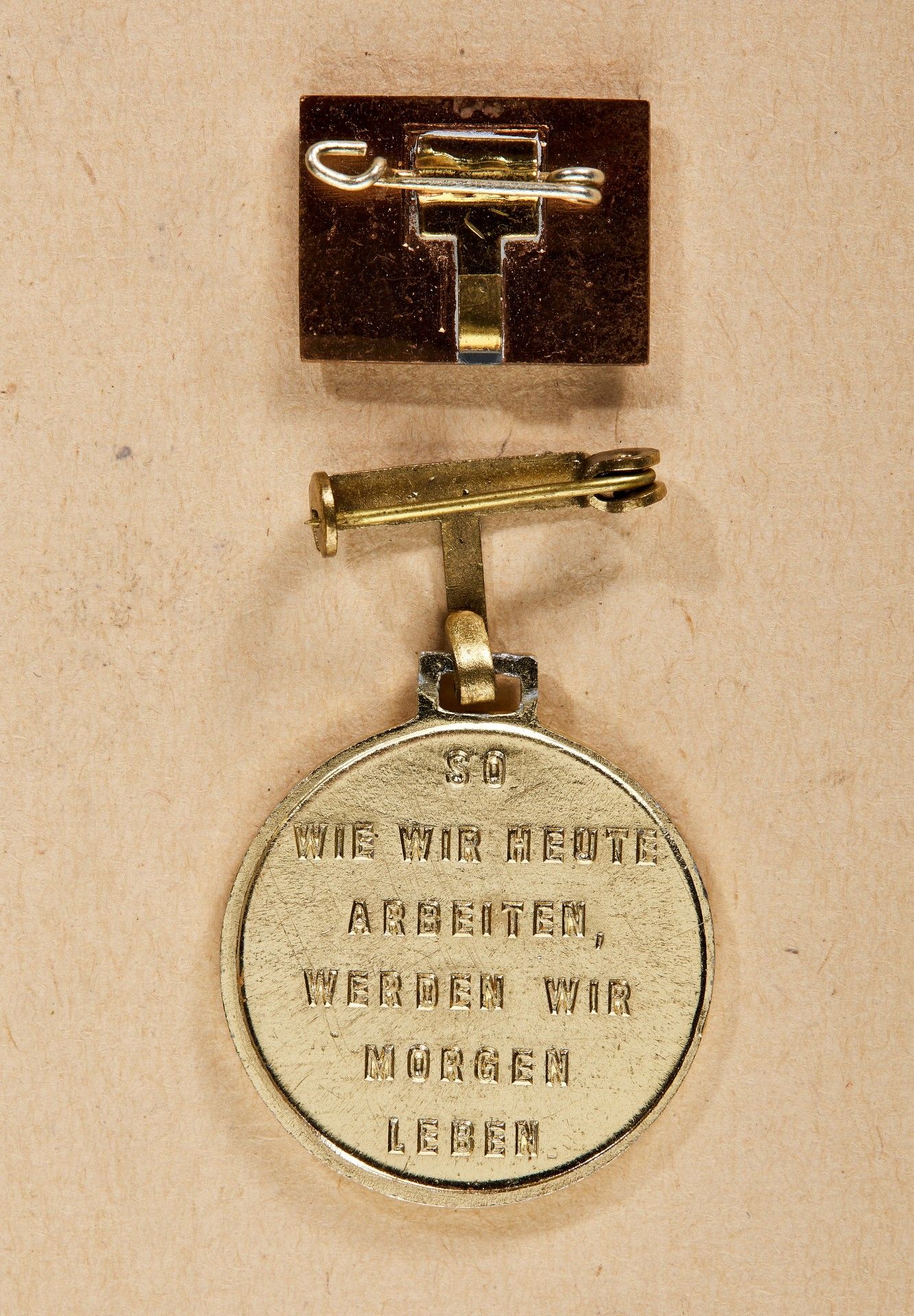 Erich Honecker - Medaille für ausgezeichnete Leistungen - Bild 2 aus 2