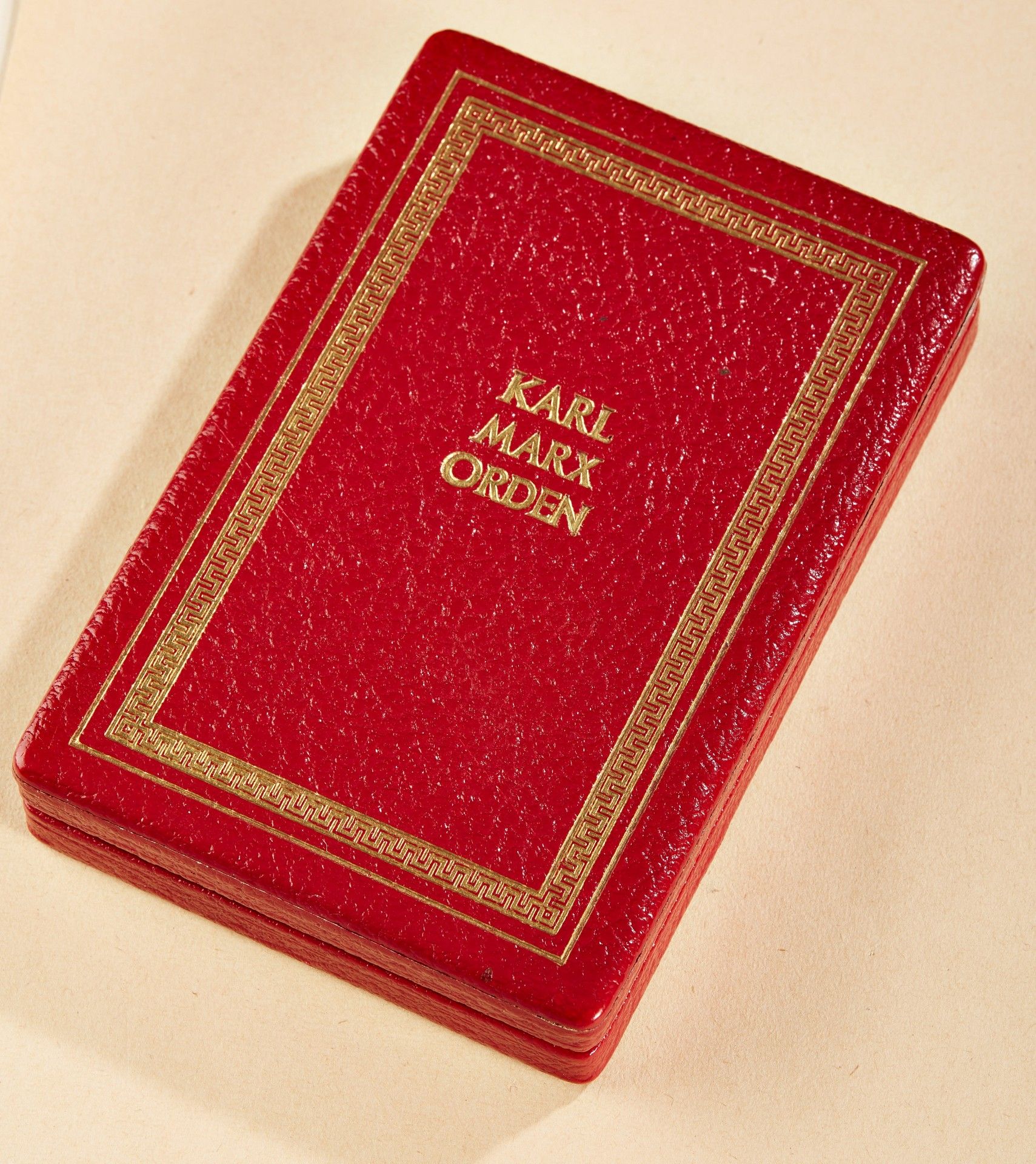 DDR: Karl Marx Orden mit zugehöriger Verleihungsurkunde an Hans - Ulrich Vinzing. - Bild 3 aus 6
