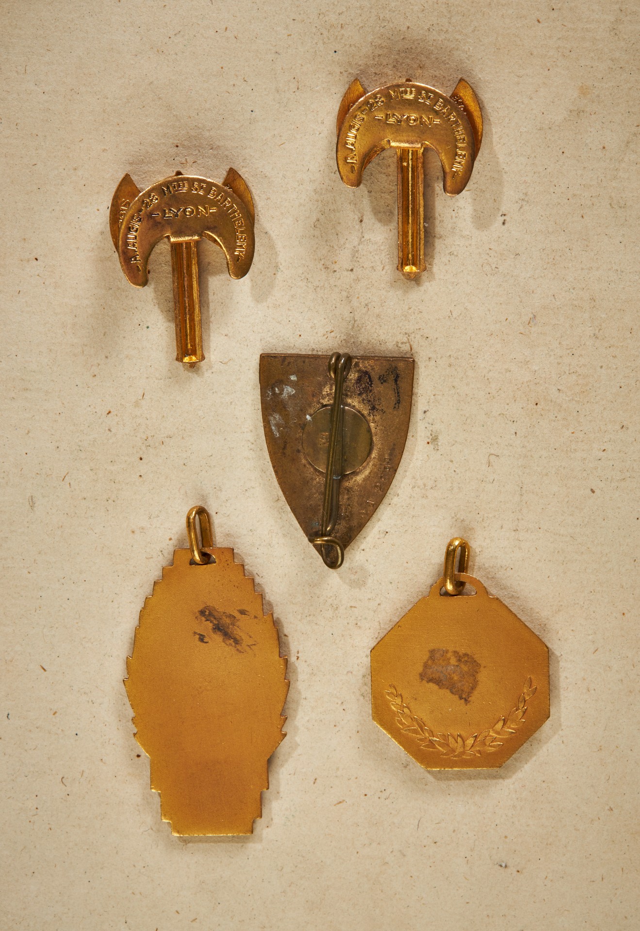 Konvolut Anhänger und Abzeichen mit der Francisque aus dem Besitz von Maréchal Philippe Pétain - Image 2 of 2