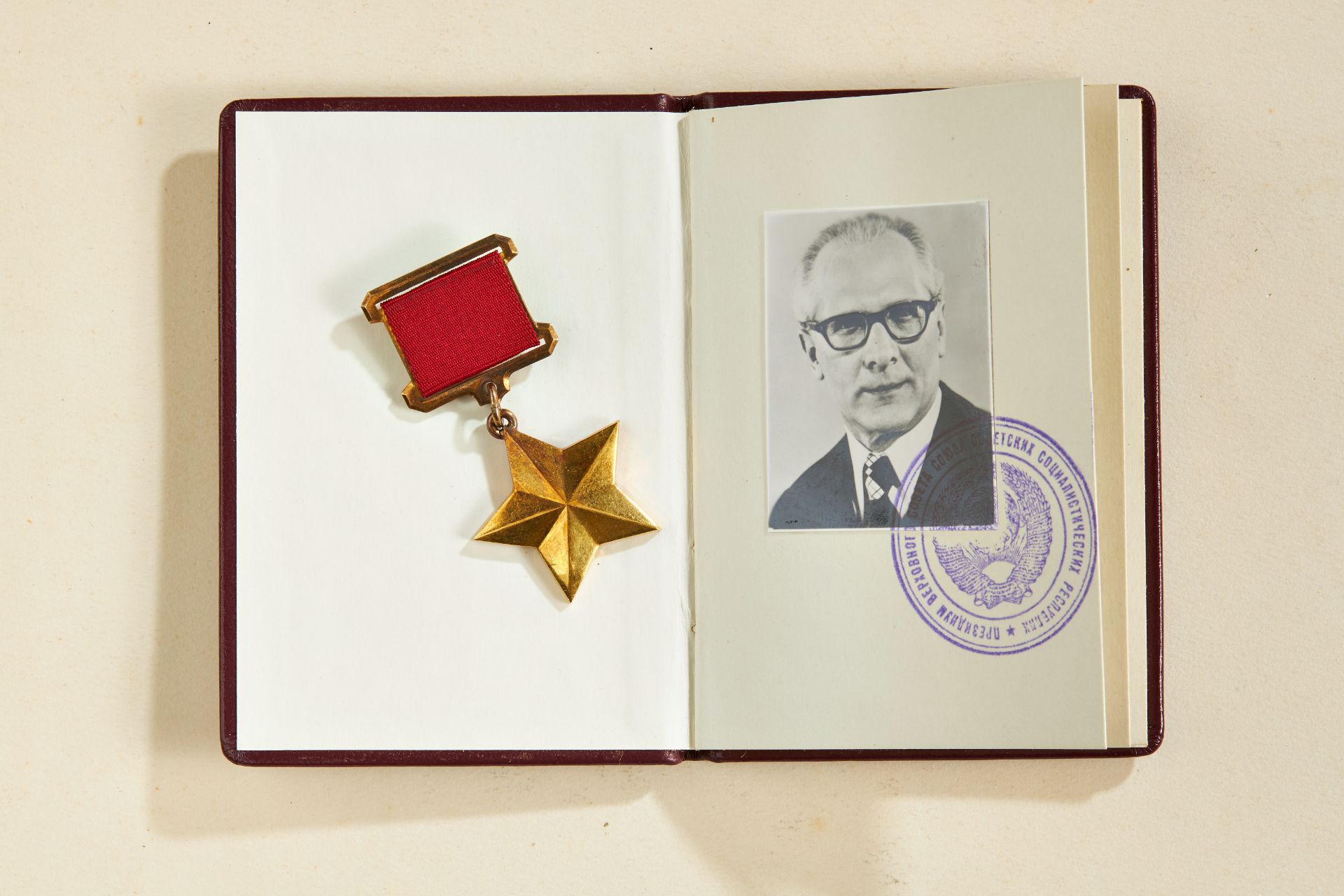 UDSSR: Ehrentitel Held der Sowjetunion verliehen an Erich Honecker - Bild 8 aus 8