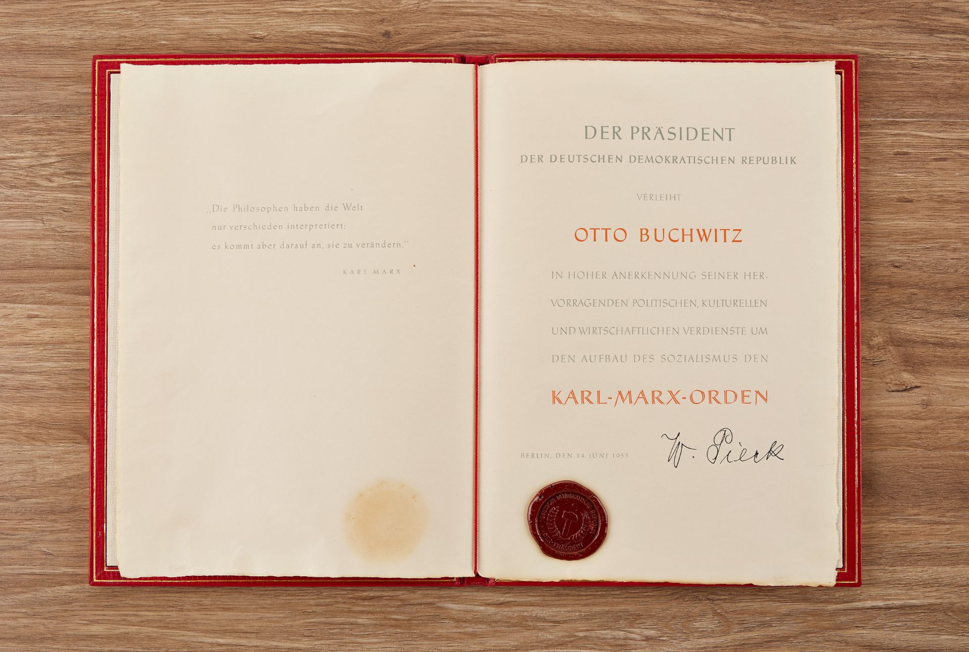 Verleihungsurkunde zum Karl Marx Orden Nr. 6 an Otto Buchwitz. - Bild 2 aus 8