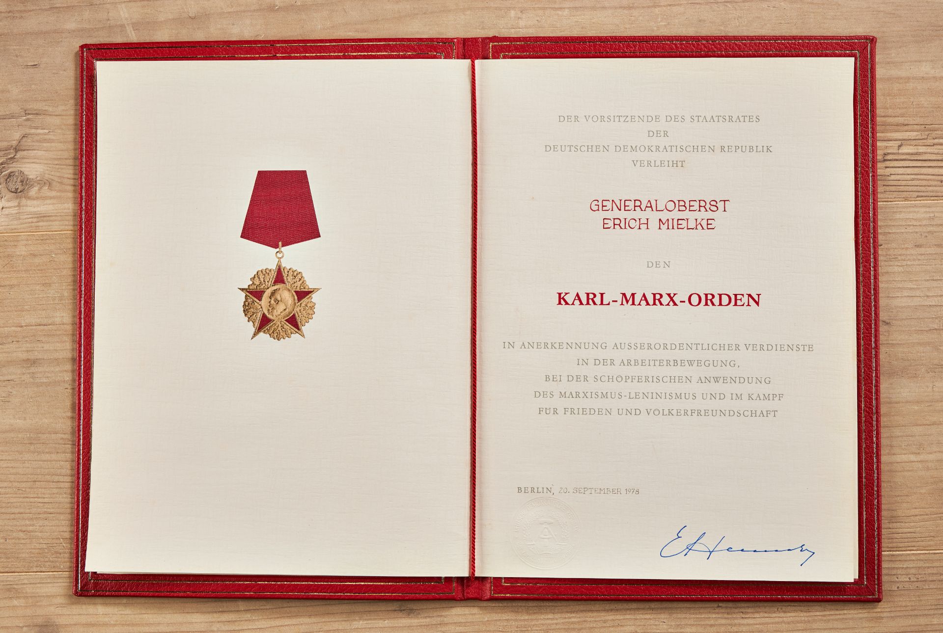 Karl Marx Orden verliehen an den Minister für Staatssicherheit Generaloberst Erich Mielke. - Image 3 of 4