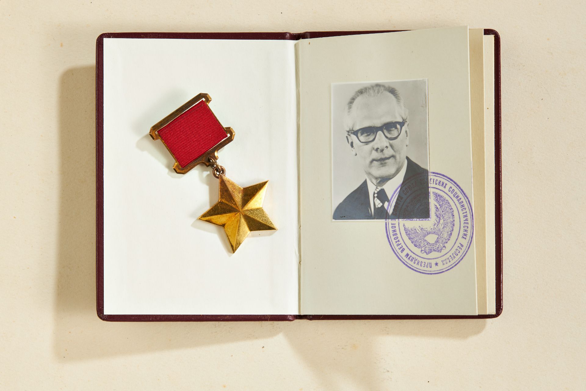 UDSSR: Ehrentitel Held der Sowjetunion verliehen an Erich Honecker