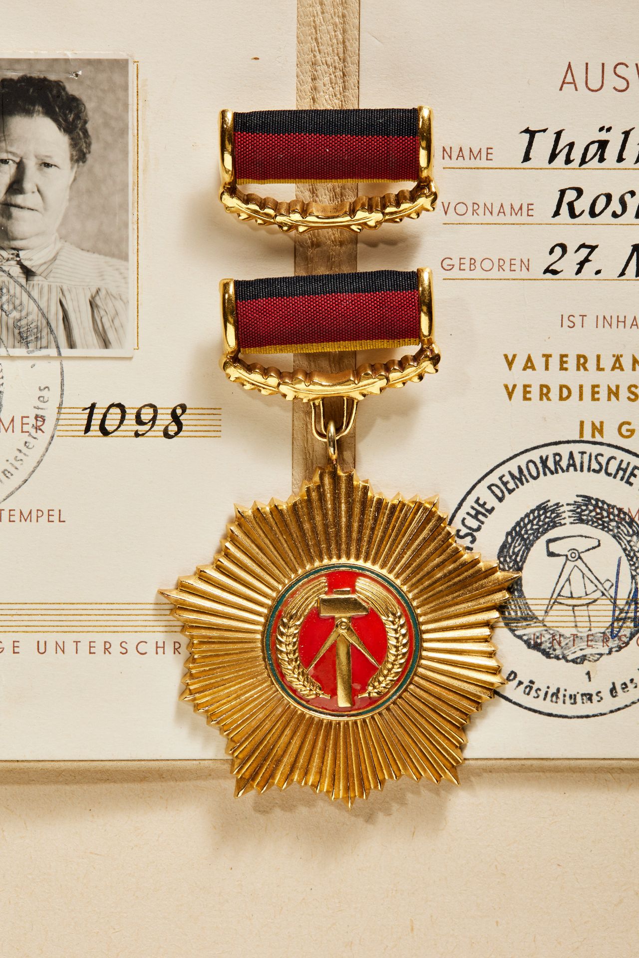 DDR - Deutsche Demokratische Republik : Vaterländischer Verdienstorden in Gold verliehen an Rosa... - Bild 3 aus 3