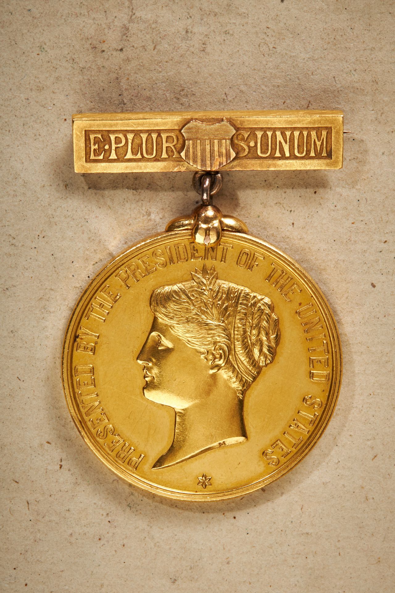 USA : Goldmedaille des US-Präsidenten für Lebensrettung. - Bild 2 aus 2