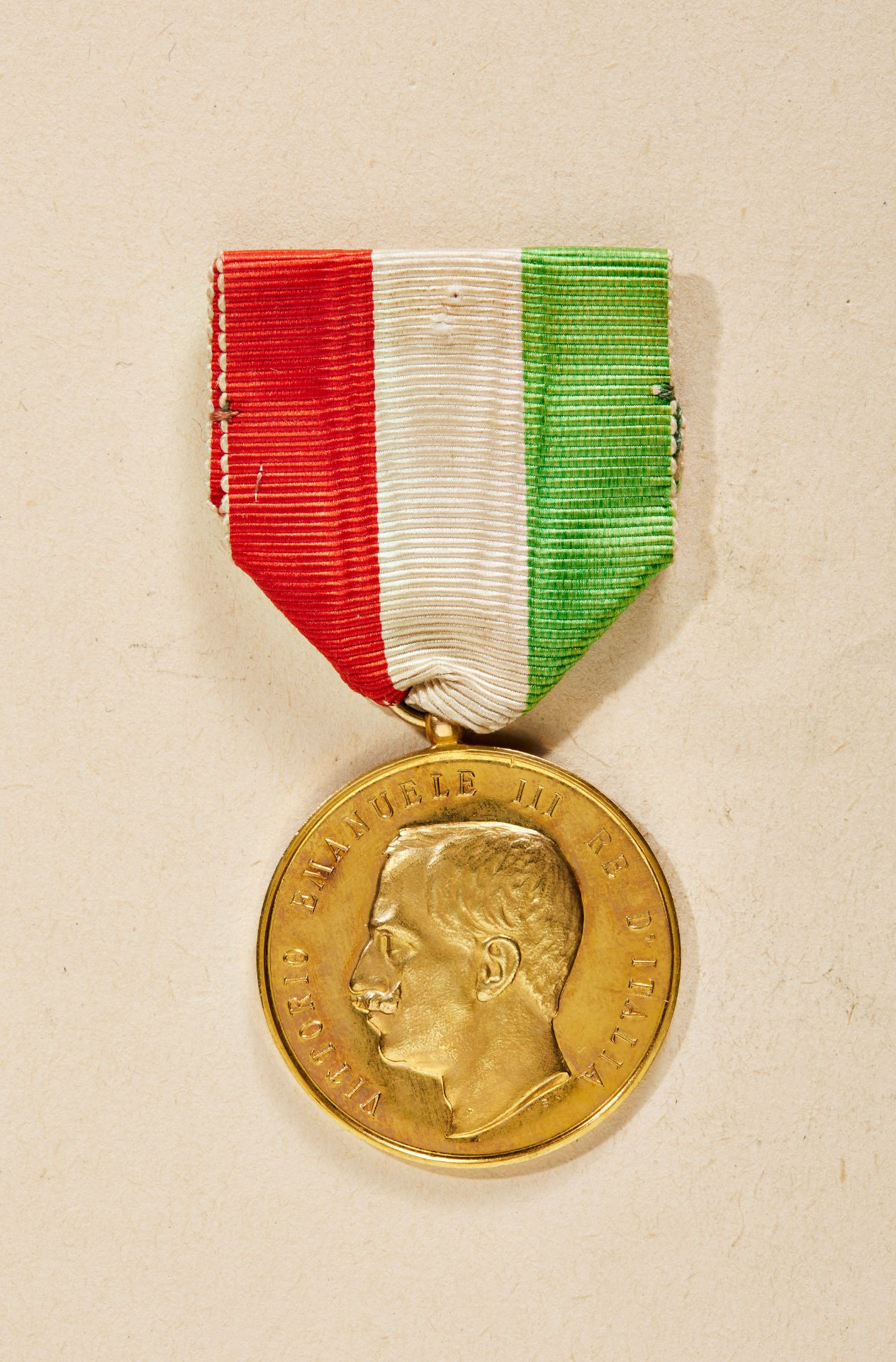 Königreich Italien - Königreich Sardinien : Goldmedaille Vittorio Emanuele III. "AI BENEMERITI E...