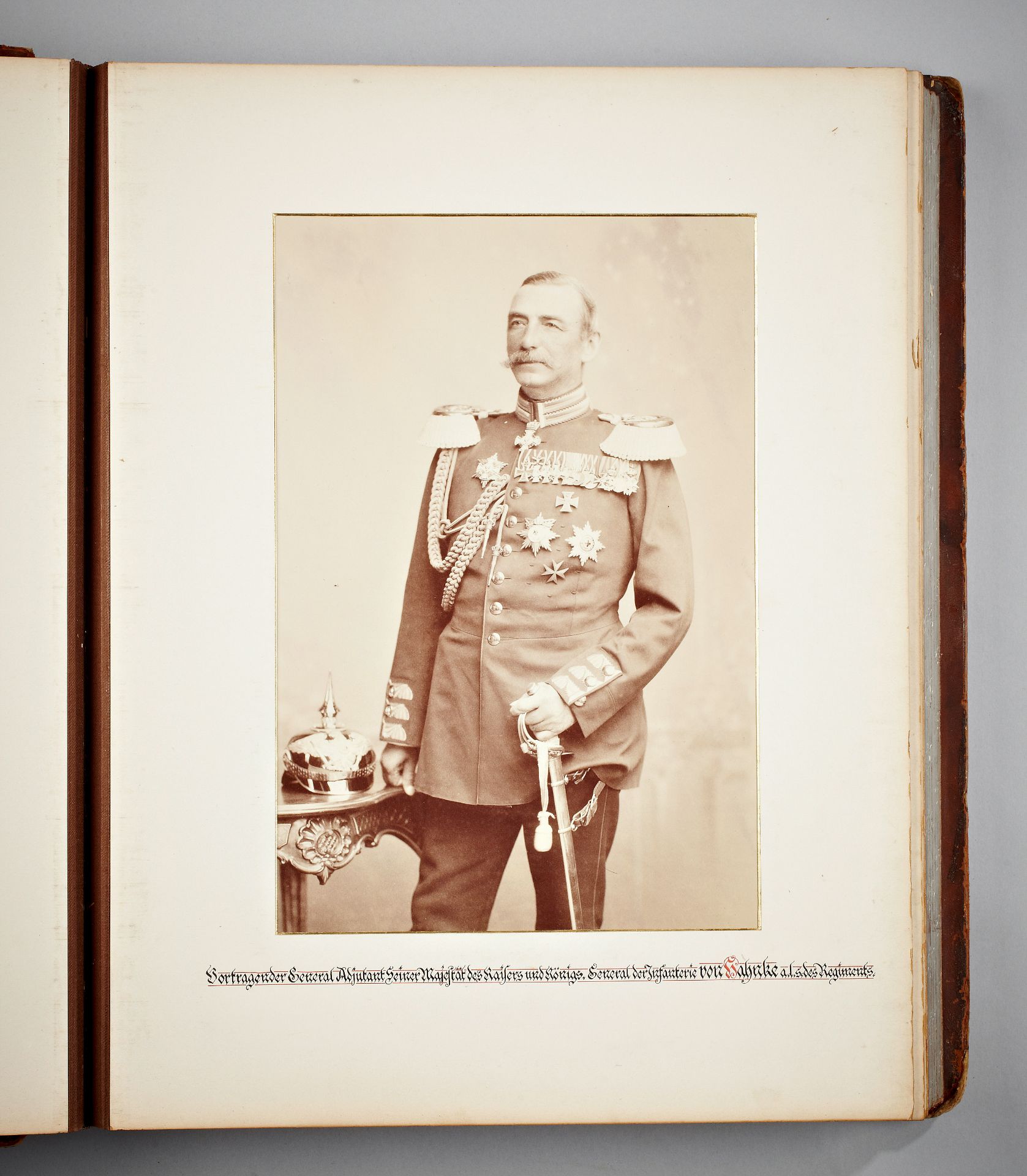 Preussen : Prächtiges Geschenk-Fotoalbum des preußischen Kaiser-Alexander-Garde Grenadier-Regime... - Bild 5 aus 8