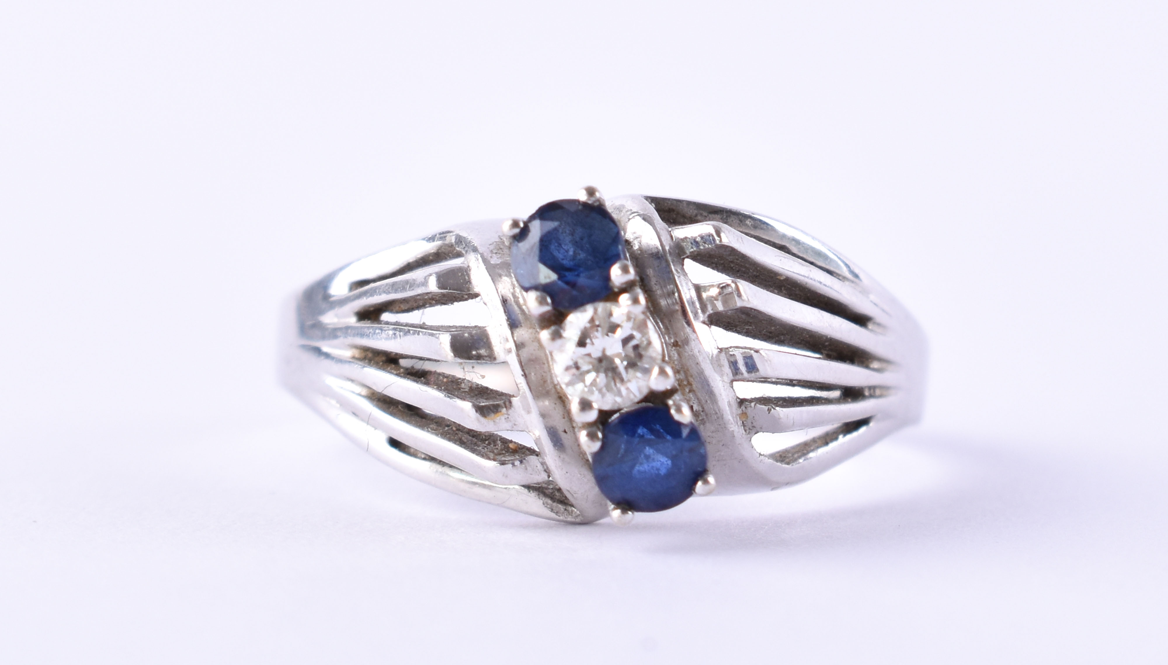 Ladies brilliant sapphire ring