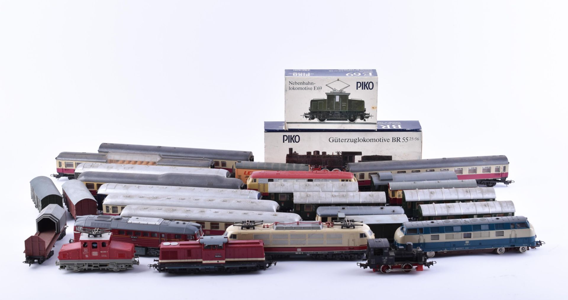  A group of model railroad track H0