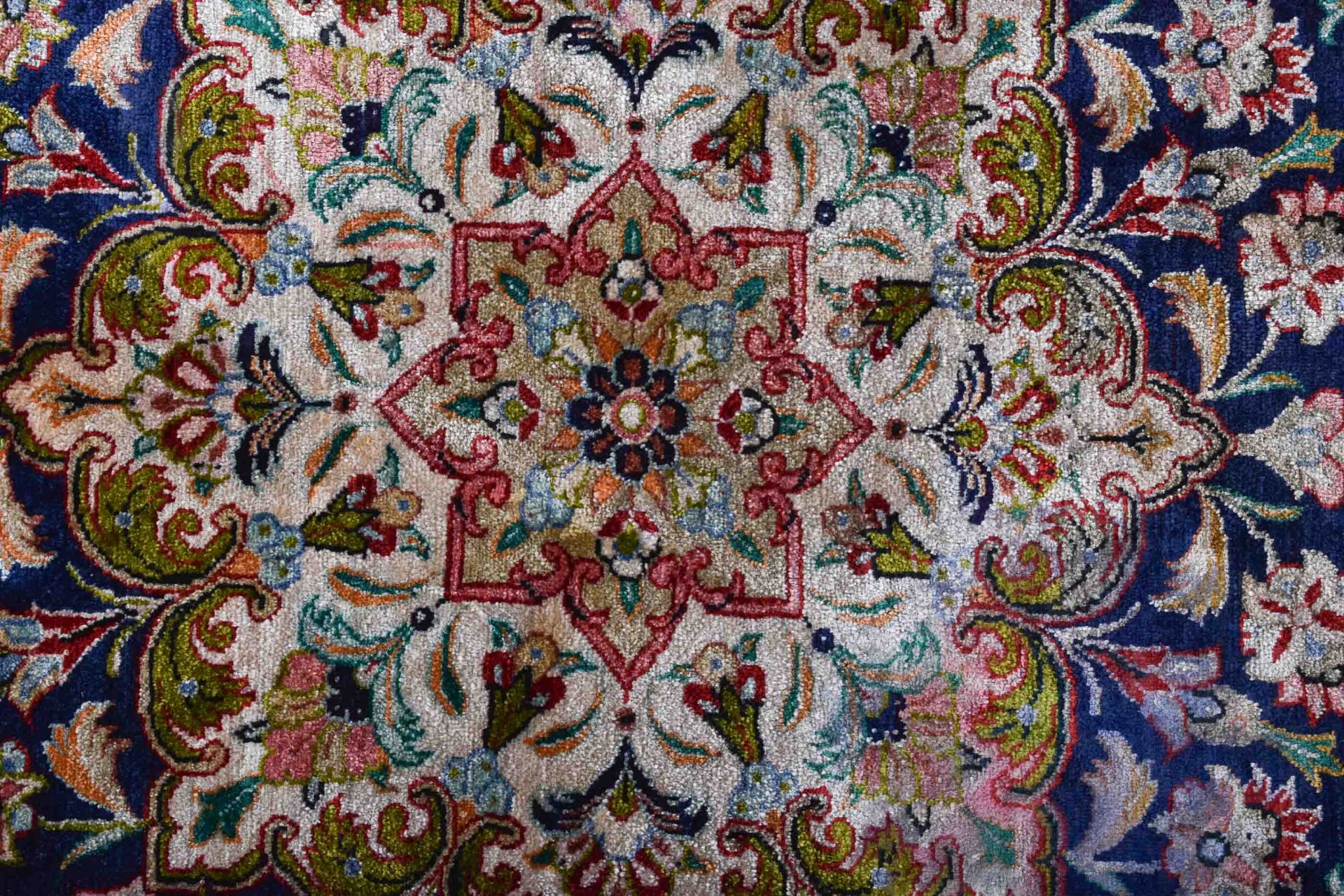  round silk carpet - Image 2 of 4