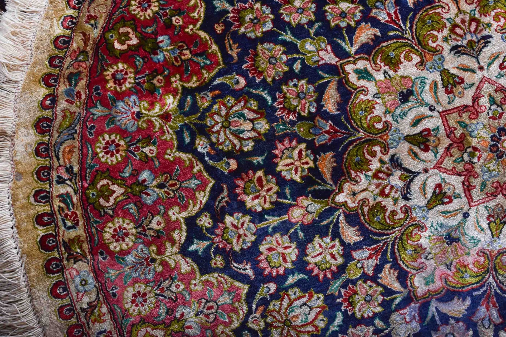  round silk carpet - Image 3 of 4