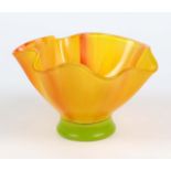 FaltenschaleKlarglas mit orangegelber u. grüner Veredlung, faltenartiger Trichterkorp