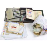 Briefmarken im Karton4,5 kg lose Briefmarken auf Kuvertrest, 15 Auswahlhefte und 5 Ste