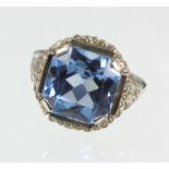 Art Deko Ring Silberpunziert 935, ca. 4,4 Gramm, Ringkopf mit facettiertem Blautopas S