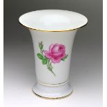 Meissen Trichtervase *Rote Rose*Porzellan mit unterglasurblauer Schwertermarke der Por