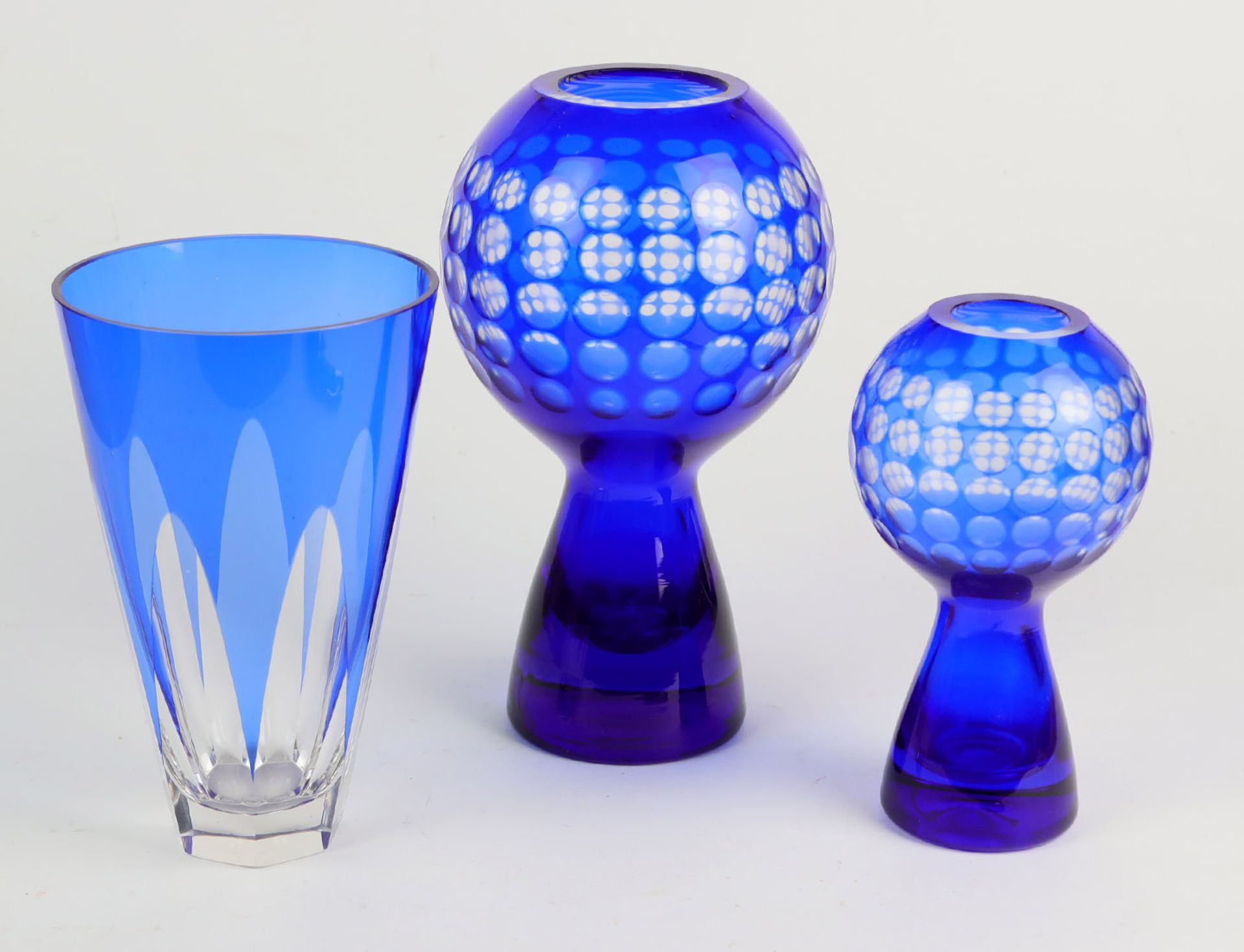 3 Kristallvasenfarbloses Kristallglas mundgeblasen, blau überfangen u. von Hand besch